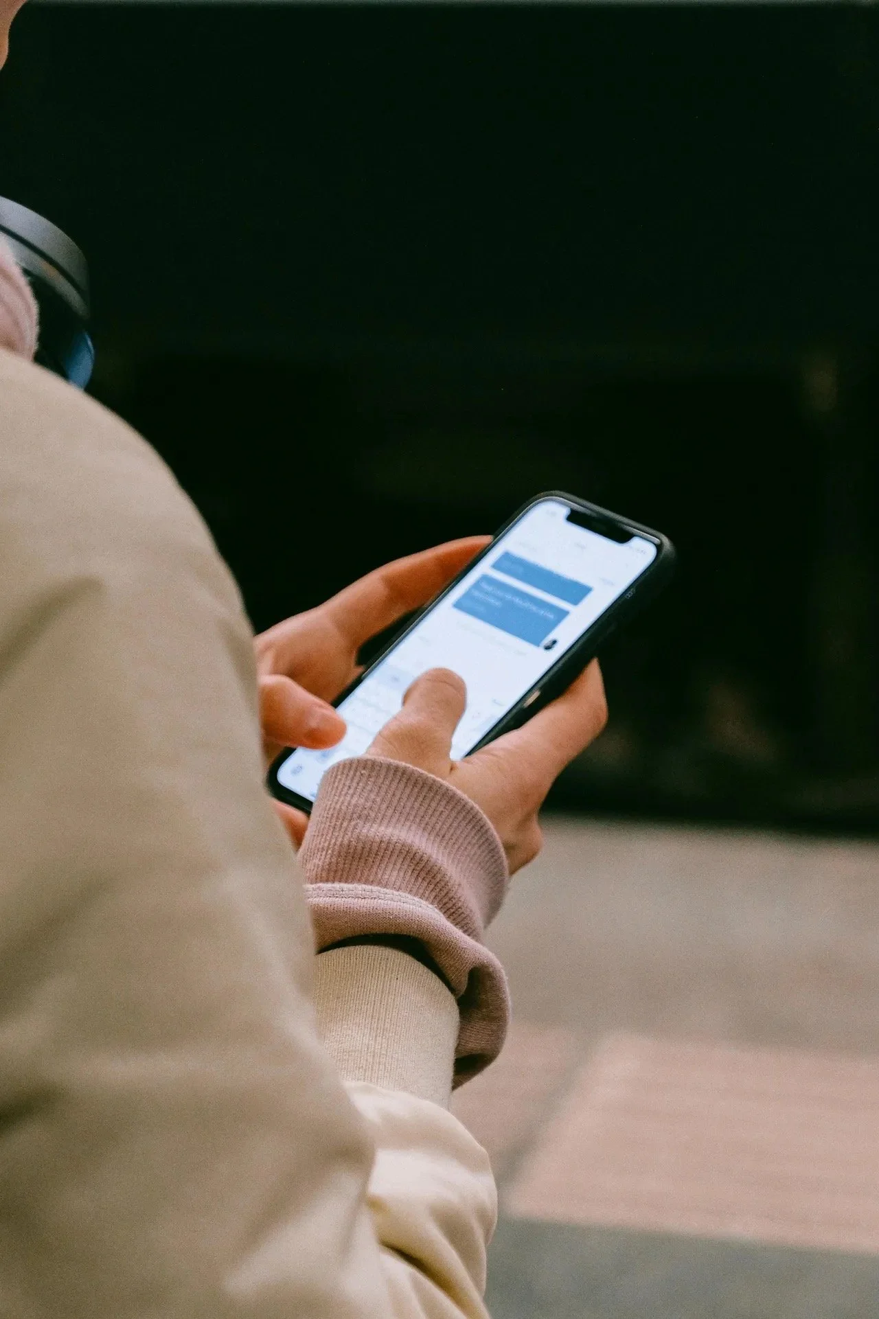 Person holding a smart phone. Representing a woman asking for support and seeking help from a therapist, particularly an online therapist who can offer flexible and convenient virtual sessions in Texas