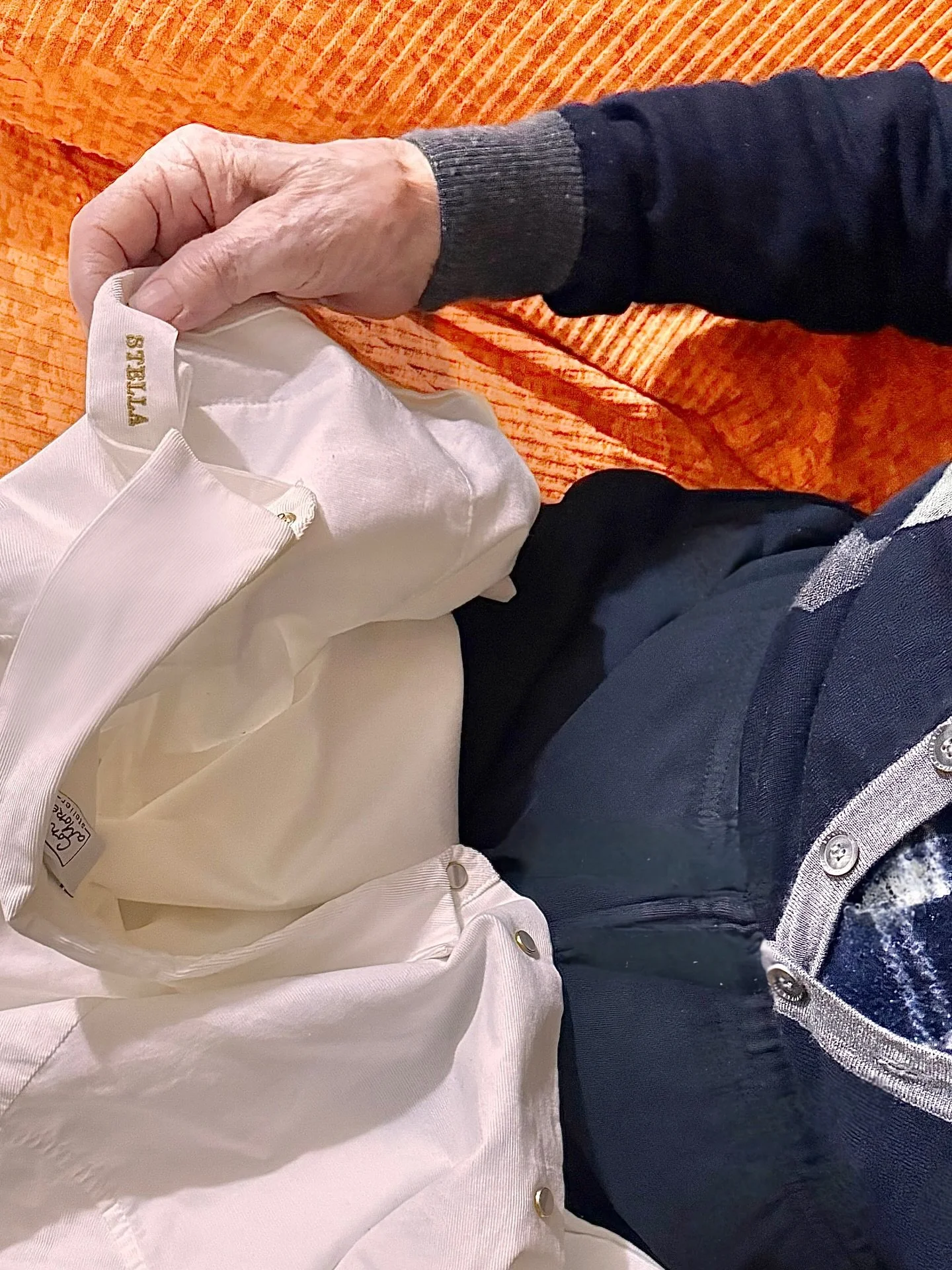 ✨ Quando l&rsquo;emozione incontra la creazione.
Lo sguardo del nonno che abbraccia Stella per la prima volta &mdash;
un momento che profuma di amore, di storia e di futuro. 💫

Un preludio alla nuova collezione,
scritta tra cuore e stelle. ✨

🇩🇪 D