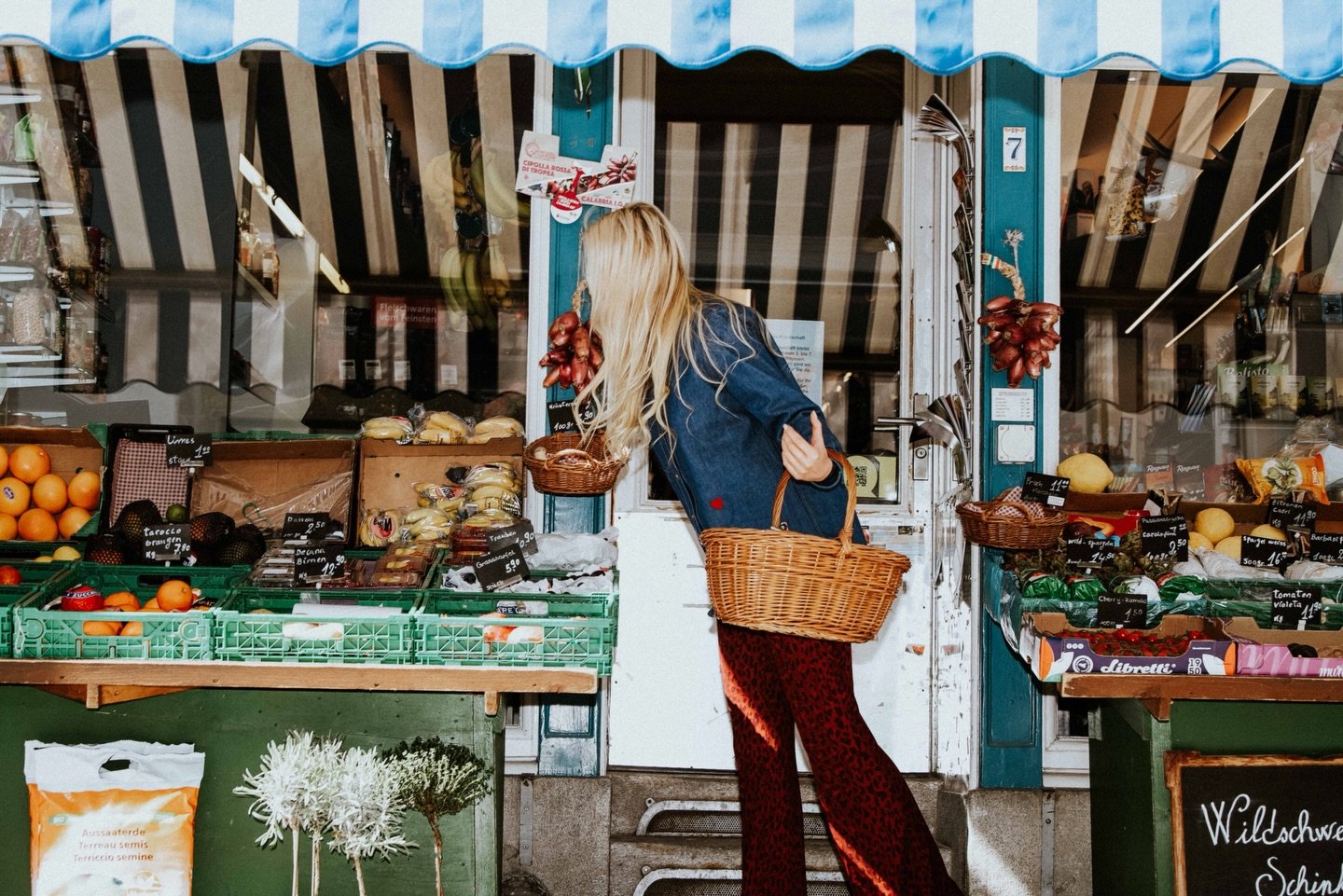 She didn&rsquo;t dress up.
She lives like this.

LUCE denim &mdash;
effortless, every day, everywhere ✨

*made in italy 

#conamoreatelier #denimgirl #designedinswitzerland #camiciaitaliana🇮🇹