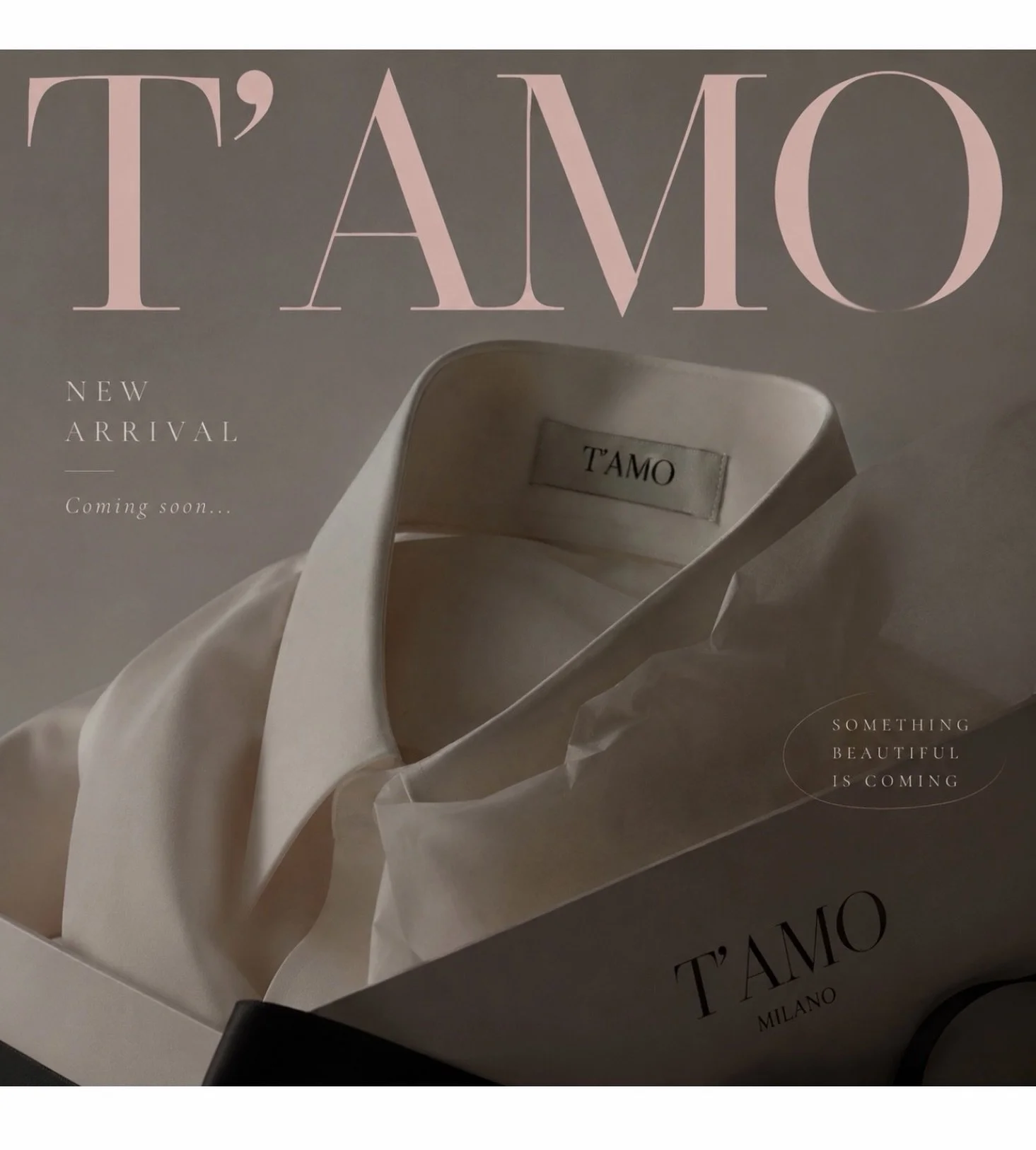 T&rsquo;AMO. 🤍

Non &egrave; solo una camicia.
&Egrave; una sensazione.

Leggera come l&rsquo;estate che sta arrivando.
Delicata come una parola sussurrata.
Pensata per accompagnarvi nei giorni pi&ugrave; belli.

Per ora vi sveliamo solo il nome.

T