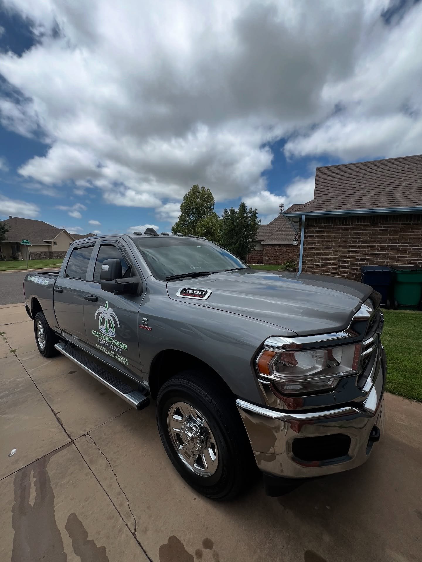 ๐จ Contractors, Listen Up! ๐จ
Your work truck isn’t just transportation — it’s a moving advertisement for your business.โ
Would you show up to a job site in a wrinkled suit? Of course not. So why let your vehicle make a bad first i