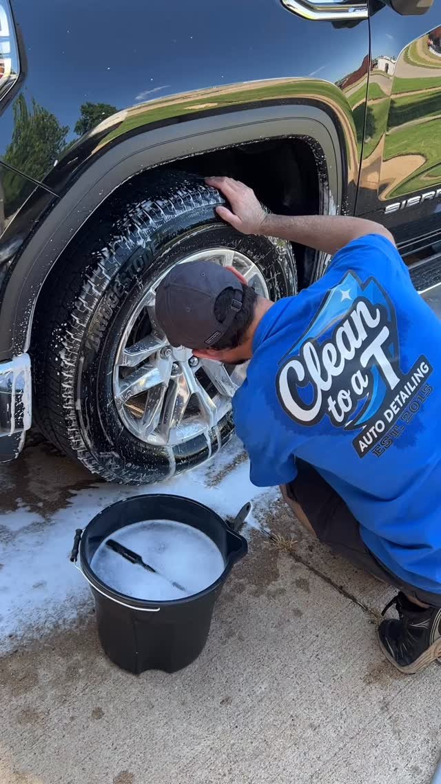 ๐จDO I HAVE YOUR ATTENTION?!๐จ
GOOD because this is your reminder before your ๐บ๐ธ holiday travels that clean wheels don’t look good on blown out ๐ฅtires on the side of the road! Check your tire pressure and other maintenance before you go!