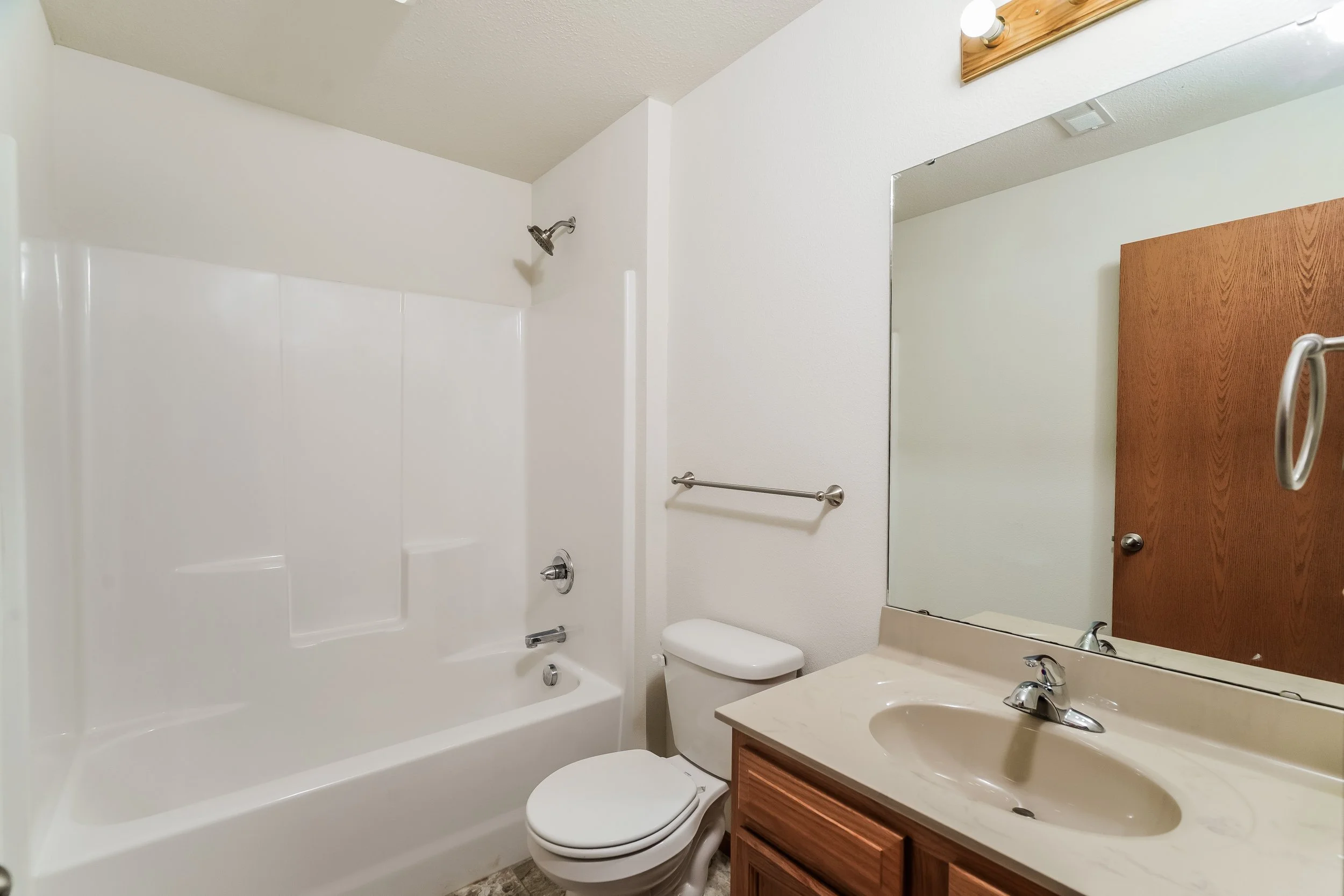 14-photo-Main-Bathroom-c3ee13a8-efc3-4f78-b716-ae0cd75f8ad6.jpg