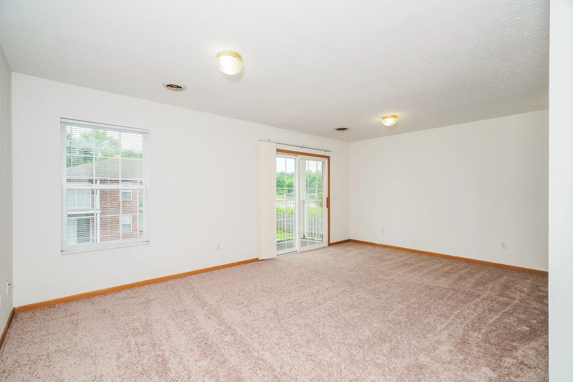 3-photo-Living-Room-8723b5c9-911b-4fe0-9428-b24cf60021f0.jpg