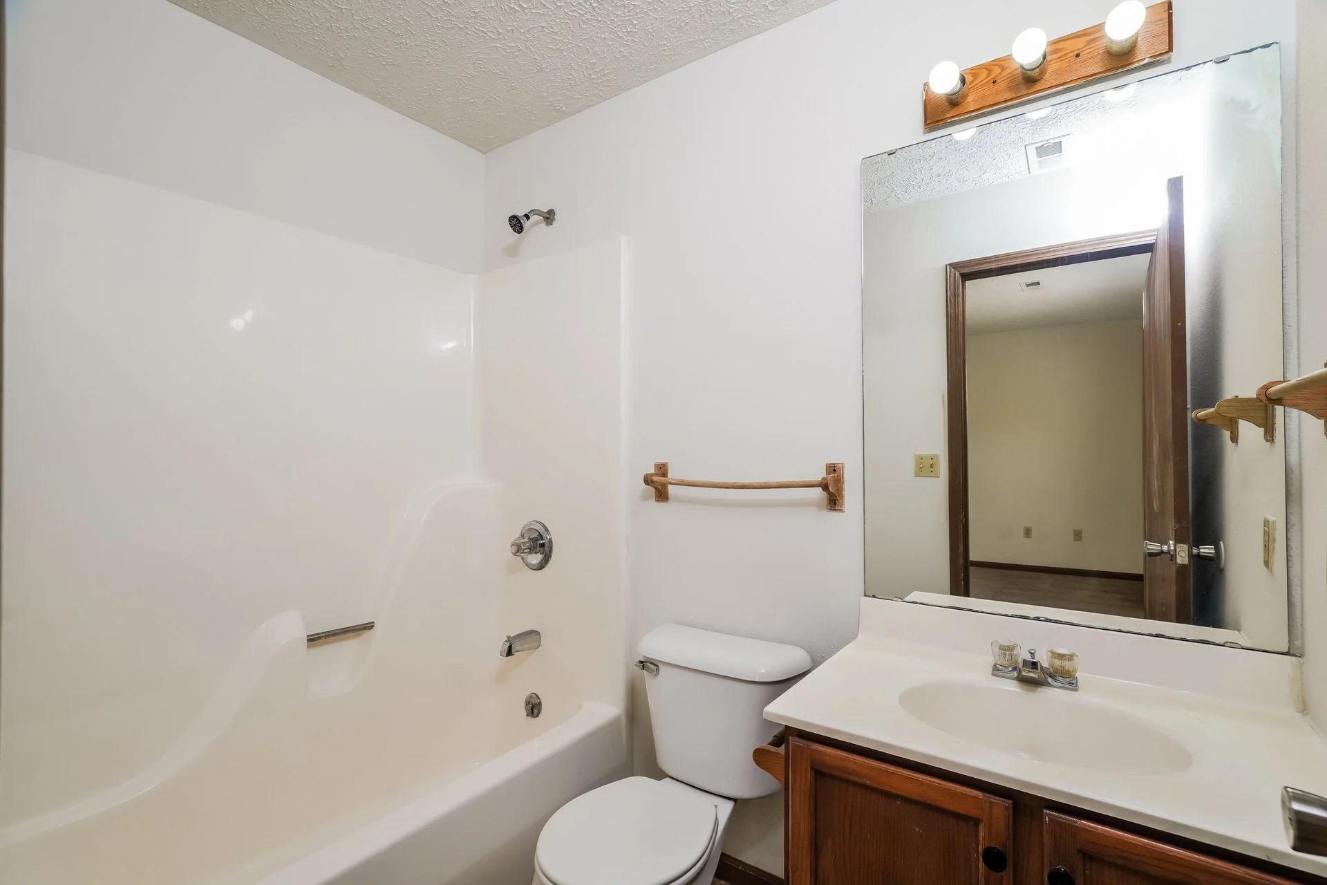 11-photo-Main-Bathroom-5d12d773-5081-4ba1-9841-49aea131087c.jpg