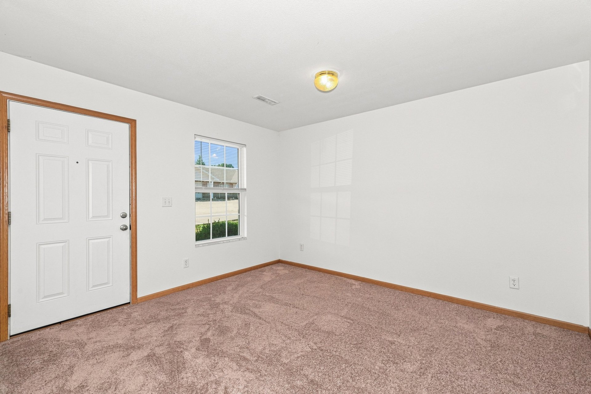 008 - Living Room.jpg