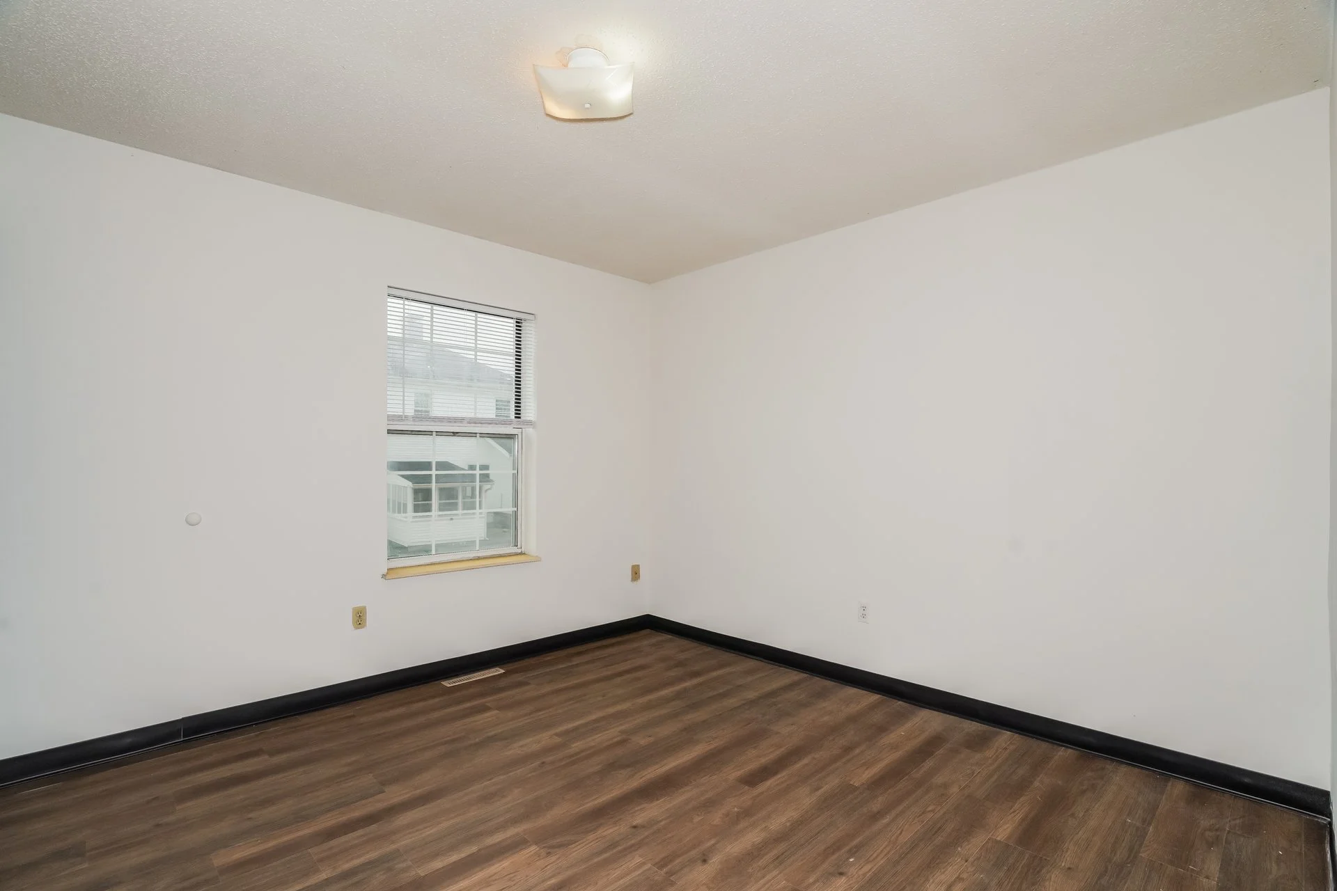 12-photo-Bedroom-b98a92b9-a3f9-48d3-ab88-99de1544728a.jpg