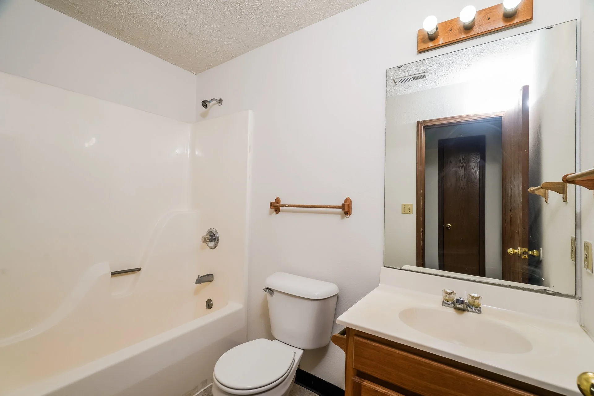 15-photo-Bathroom-ccd0eb62-1de0-47c1-9070-89272b84b779.jpg