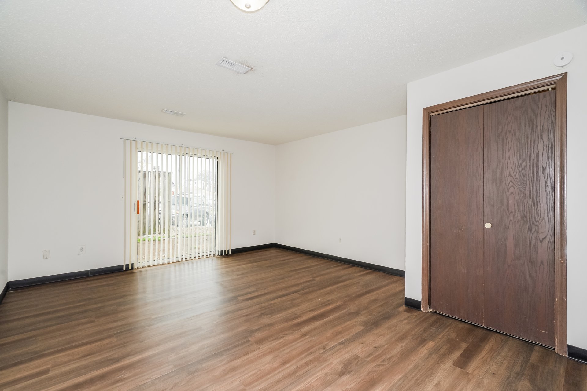 8-photo-Dining-Room-45bec8a0-9454-4eb2-80d1-4bdd5aaf415d.jpg