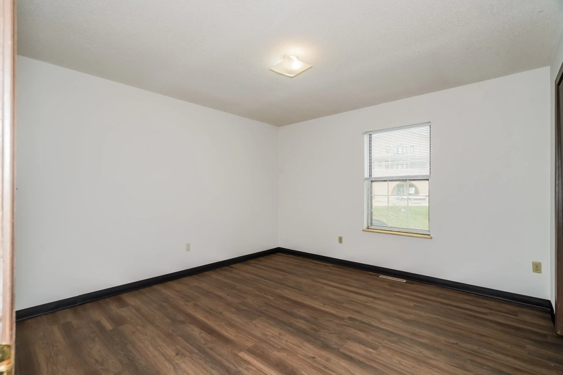 11-photo-Main-Bedroom-78bbe3b8-dd81-41bc-a9a2-53ffabb52035.jpg