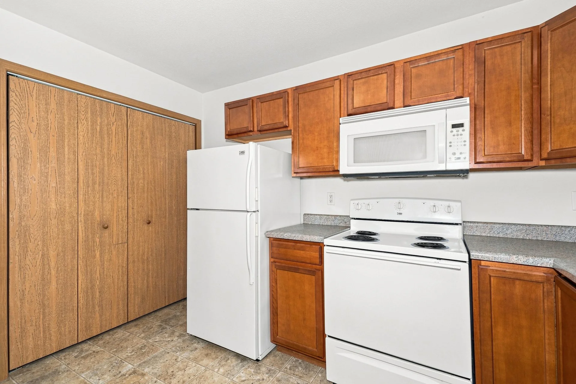 010 - Kitchen.jpg