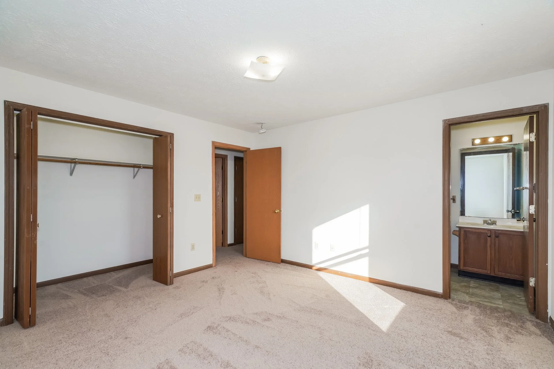 9-photo-Main-Bedroom-d1df84b3-db6d-44de-af9c-8bfc2b9566e9.jpg