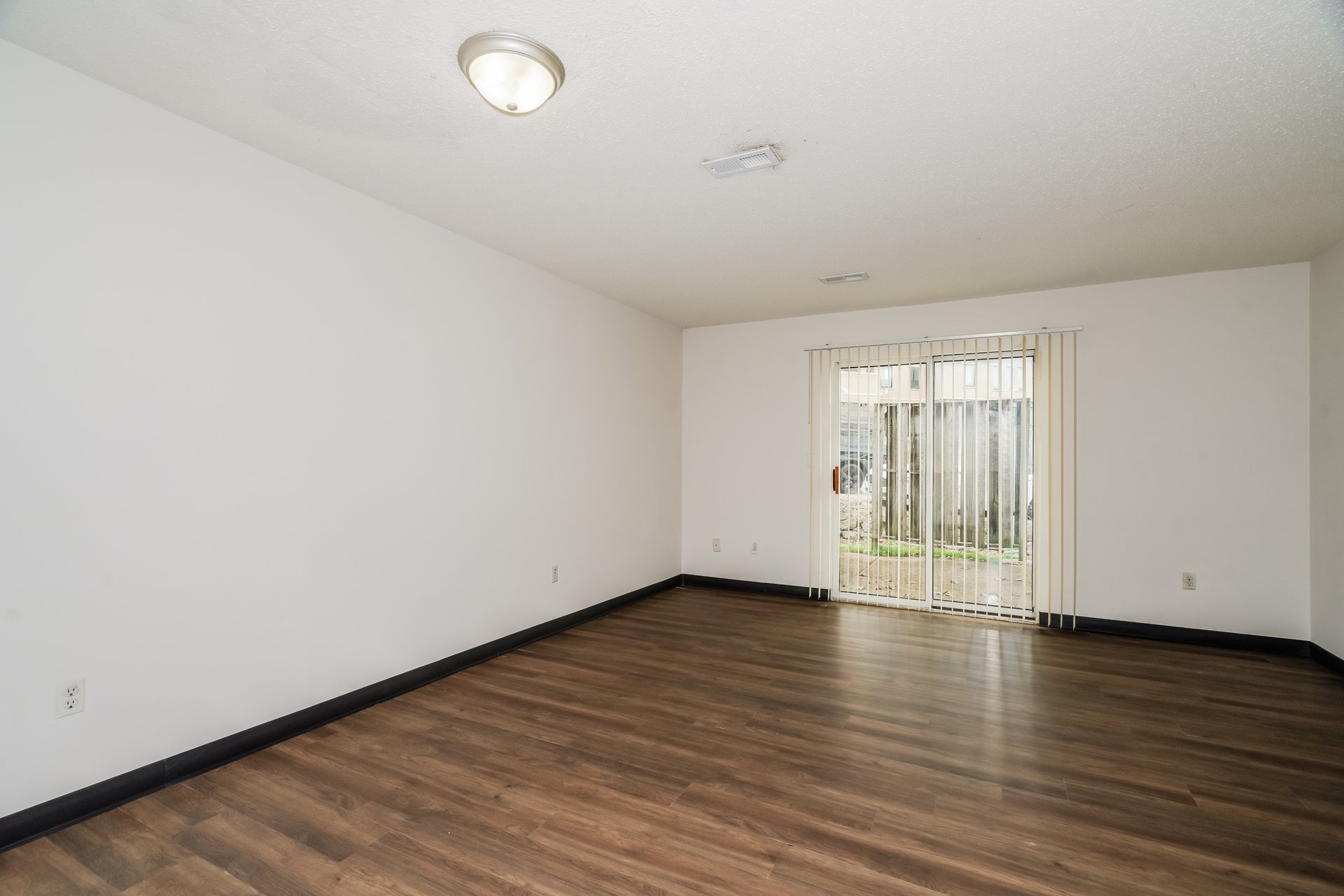 7-photo-Dining-Room-4028aba1-e46d-4d3b-ac58-47240f8beaaf.jpg