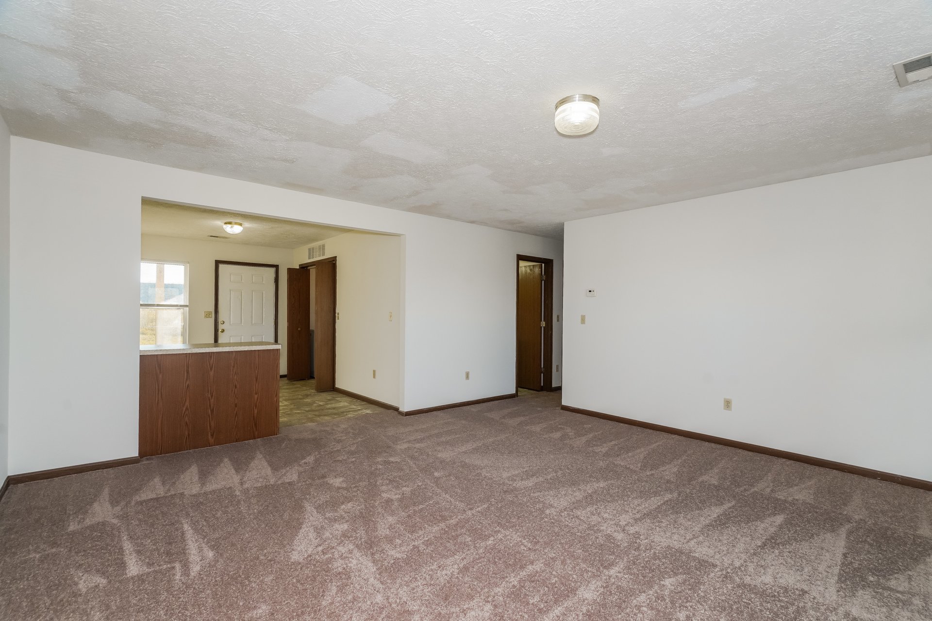 3-photo-Living-Room-6c47b6cb-6337-4bbb-95b7-931518221af5.jpg