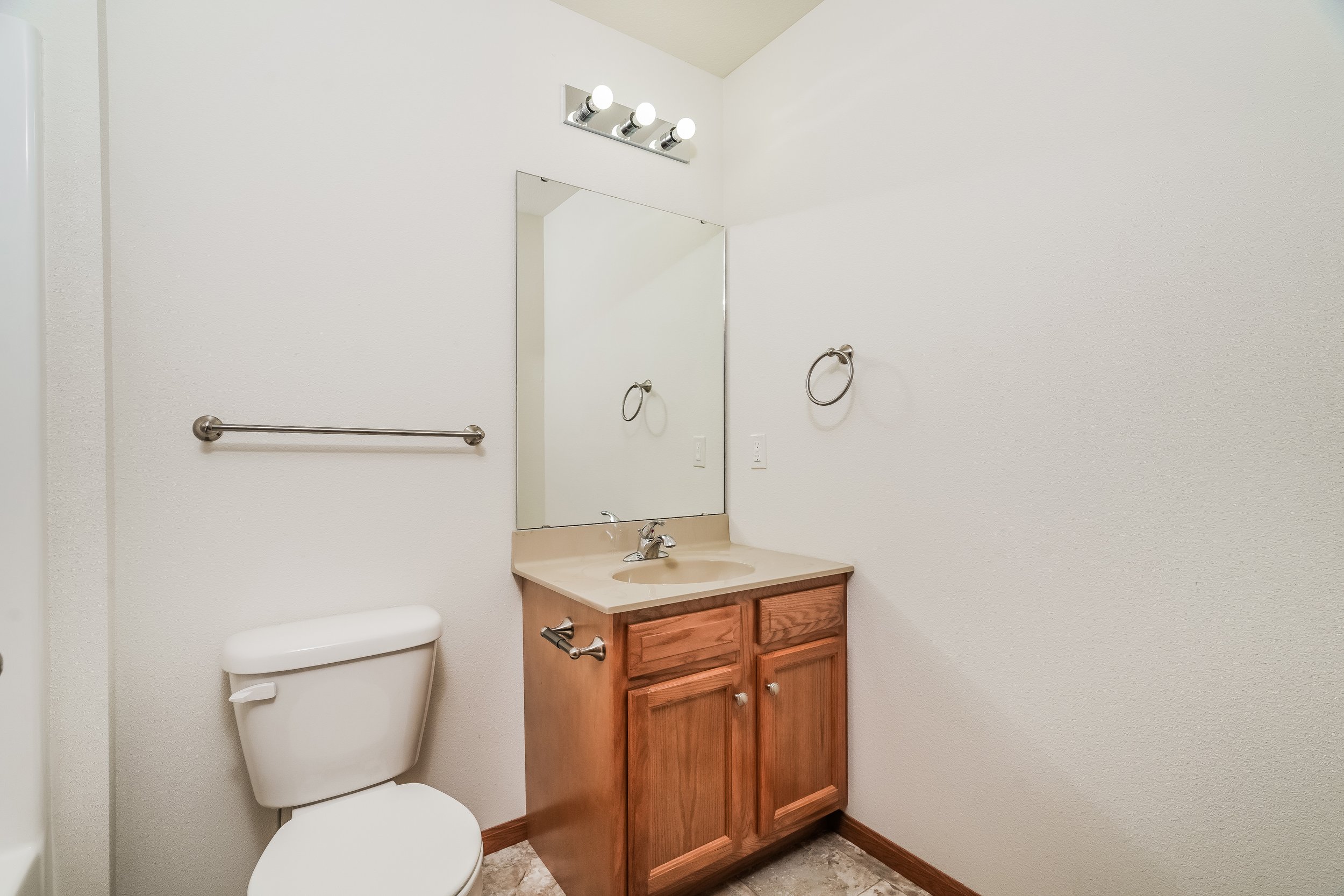 18-photo-Bathroom-cd463dcb-a8a7-4252-a5c3-26dc4b1183e8.jpg
