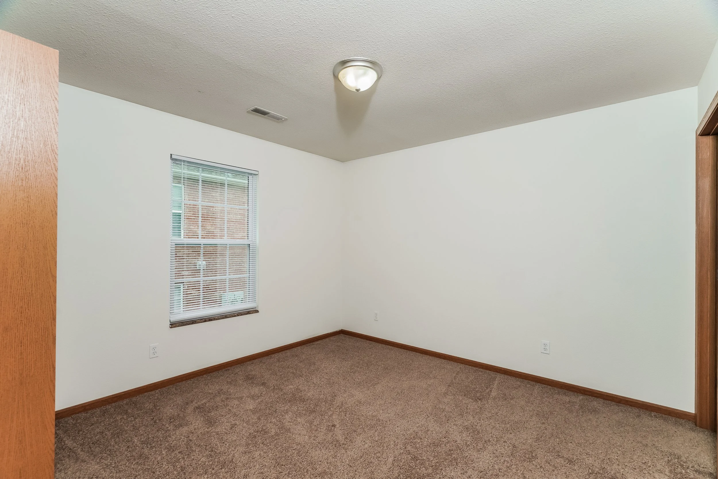 11-photo-Main-Bedroom-76965449-12ba-4b42-b157-2f8504229b1f.jpg
