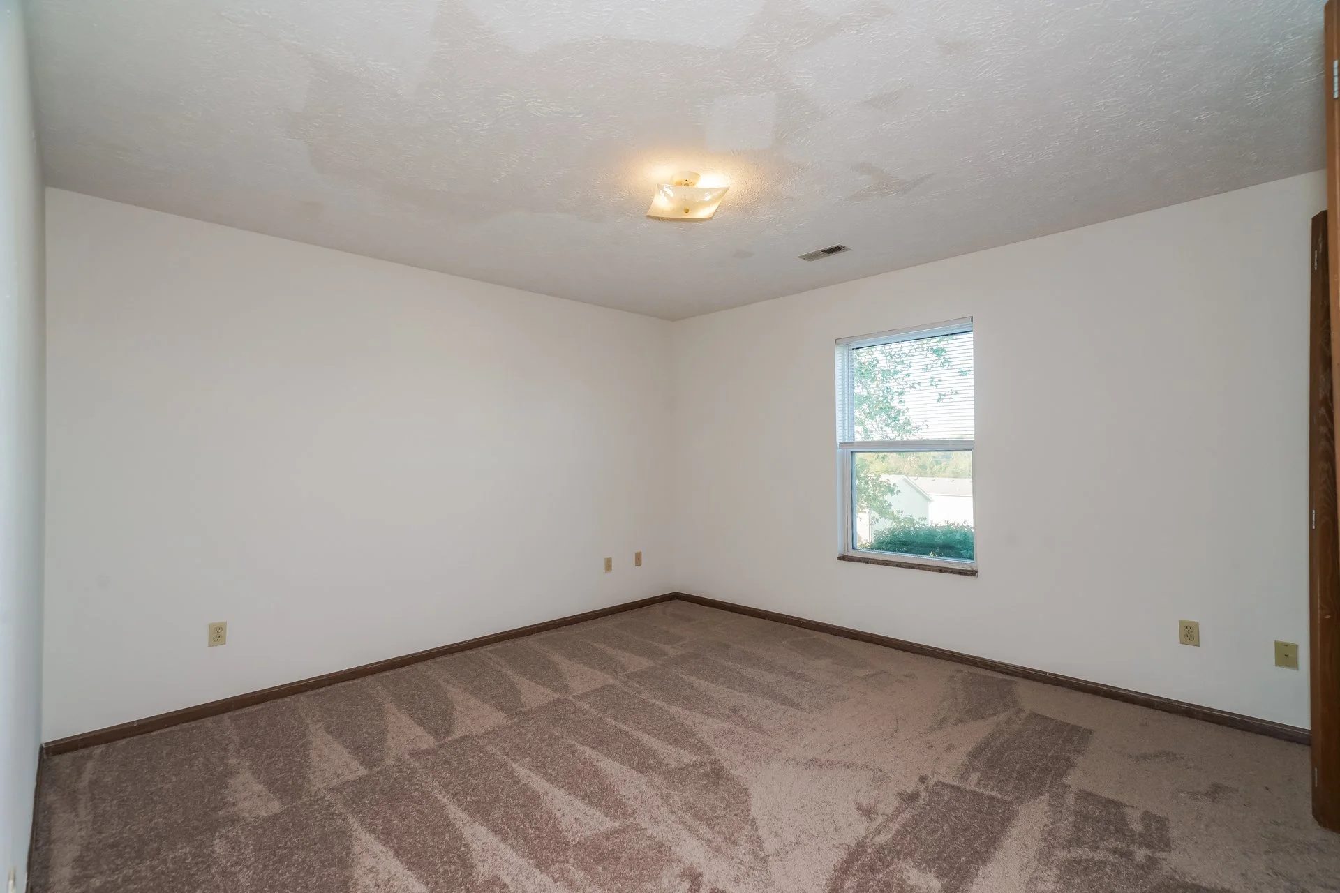 10-photo-Main-Bedroom-9a99c607-7f1c-4ae0-879f-1b2e3ae4d9a9.jpg