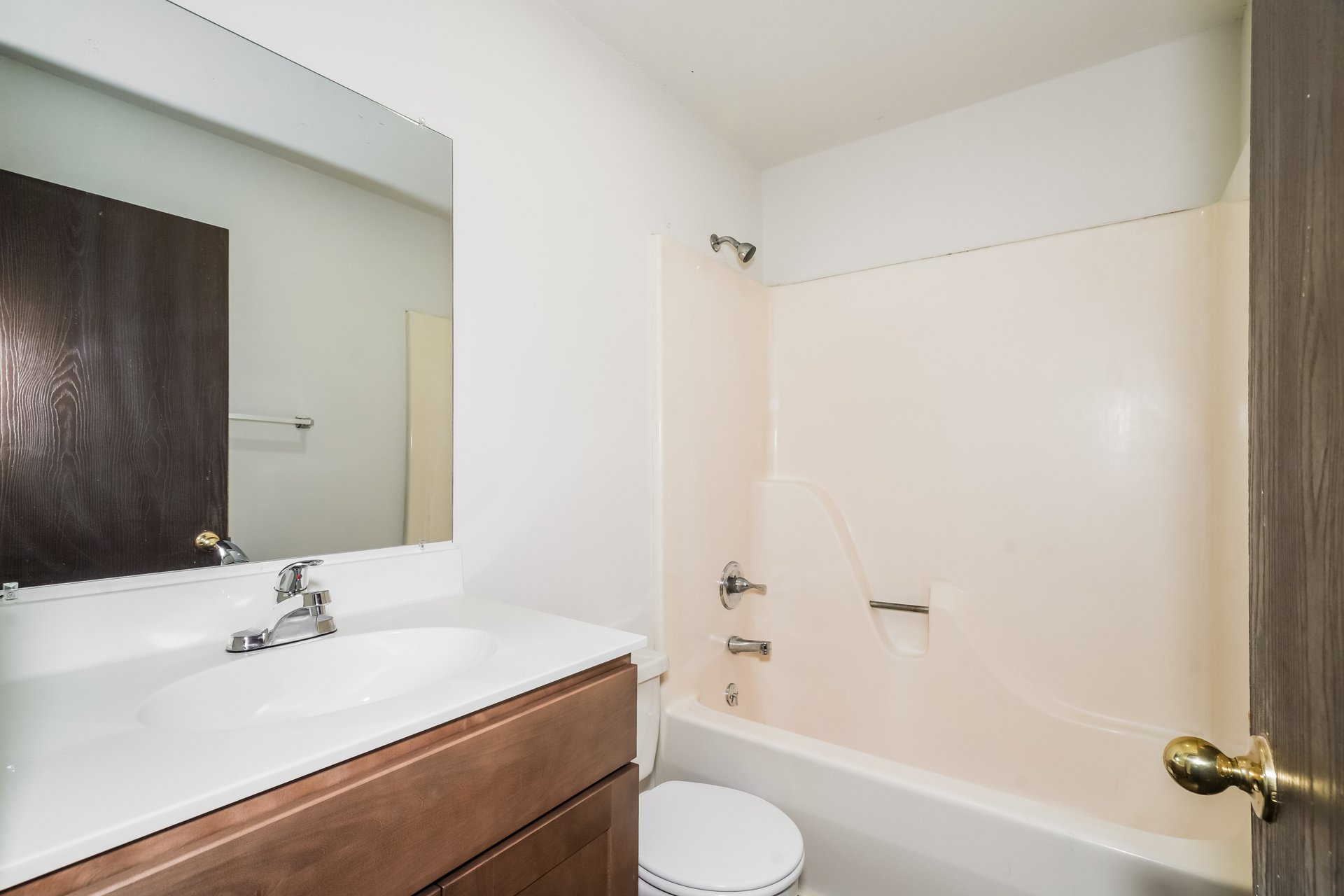 14-photo-Bathroom-f9b722ed-77ac-43c7-b810-08e47d827a8d.jpg