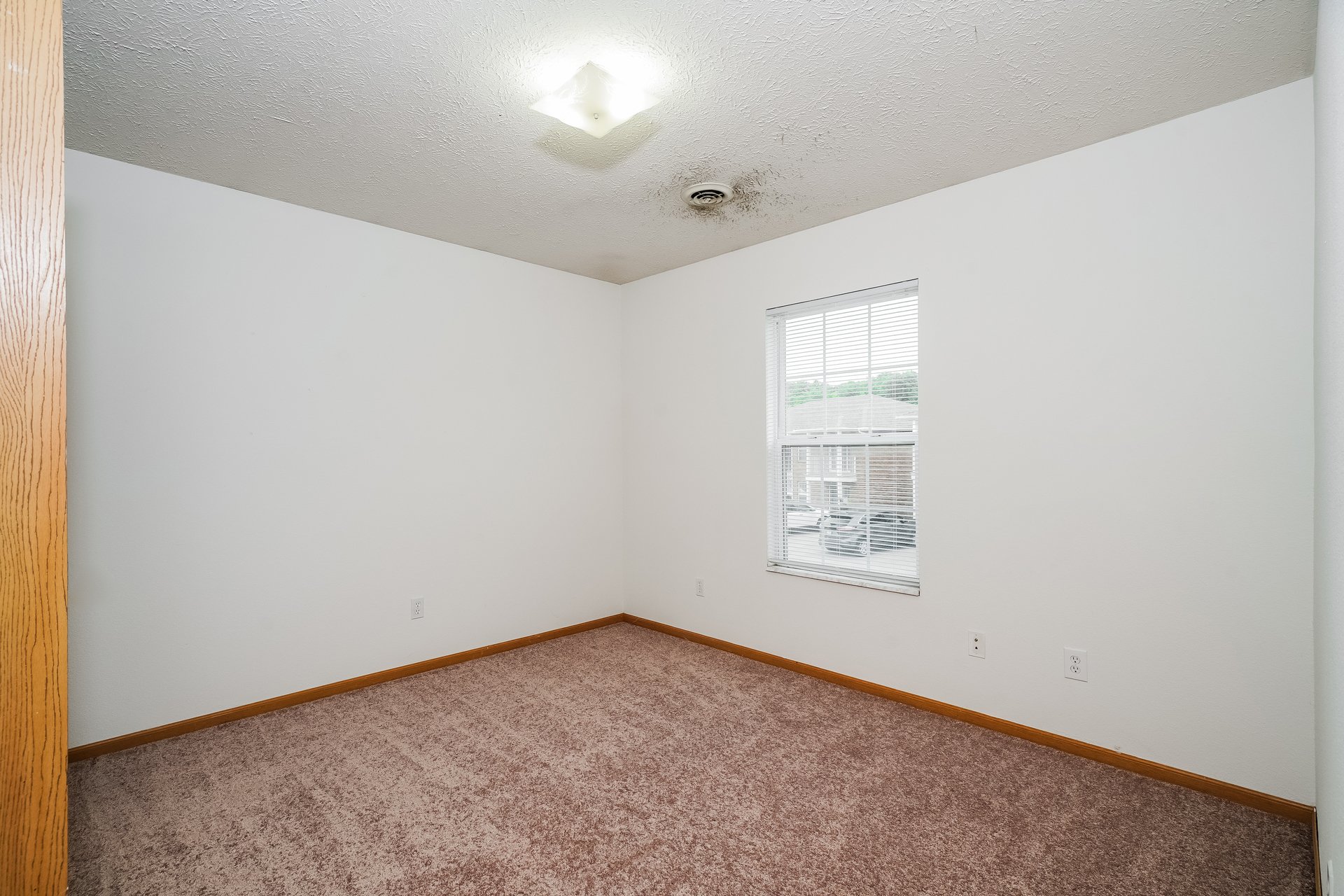 11-photo-Main-Bedroom-b6e8570c-c4cb-4dd5-9a42-a60a4f15dfd0.jpg