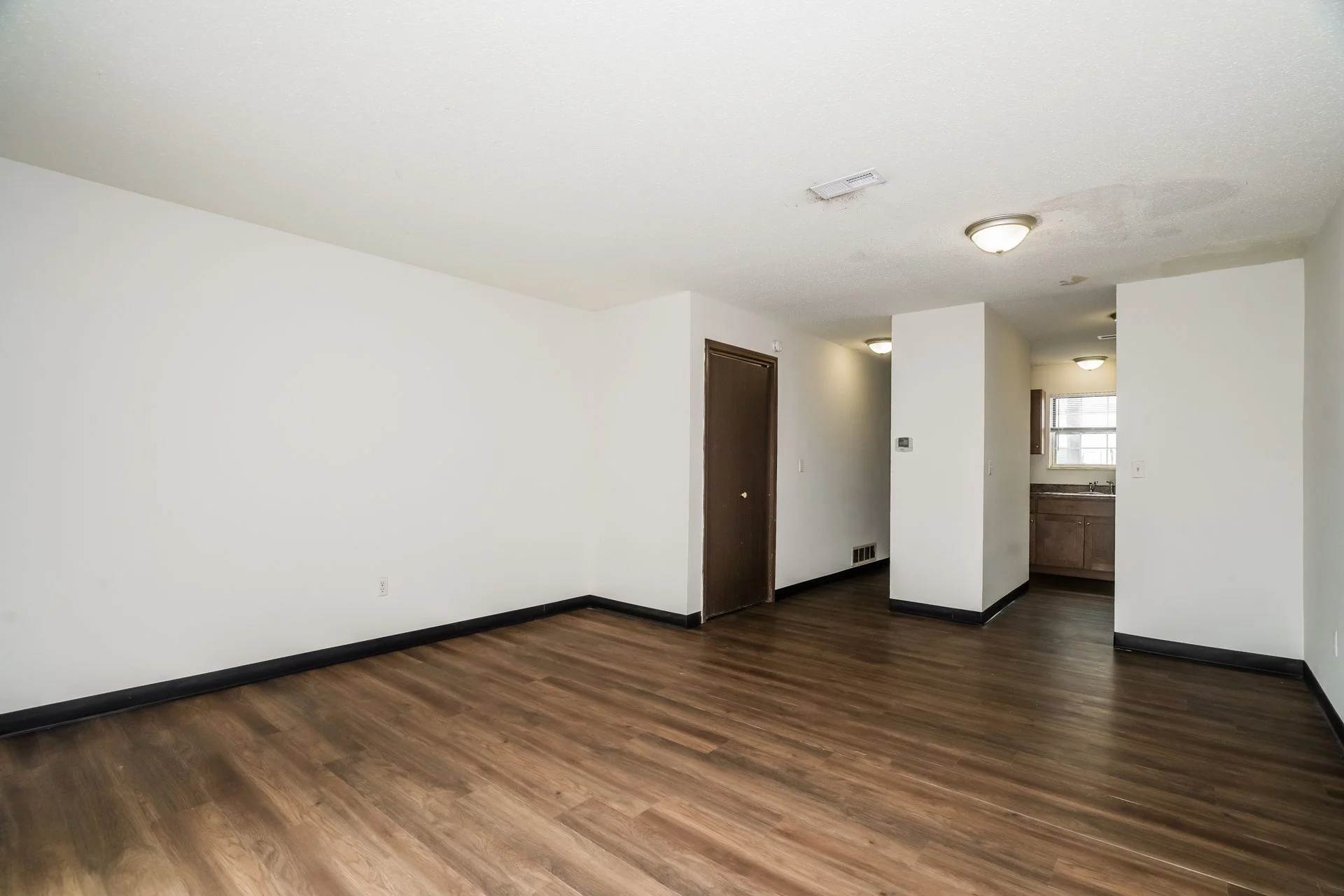 5-photo-Living-Room-fb3c3550-27d2-491e-bcff-8538fb3854ef.jpg