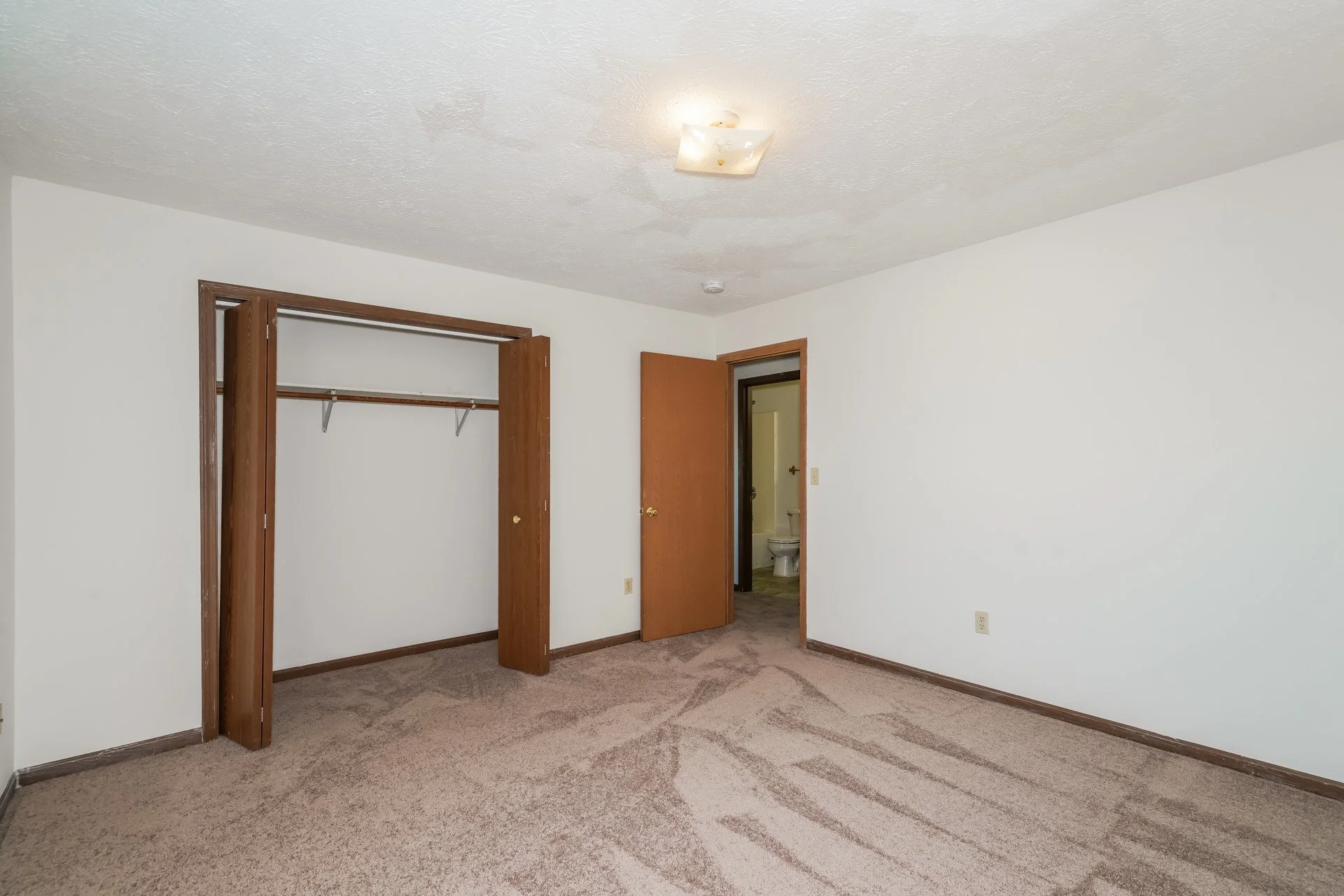 13-photo-Bedroom-e1e431be-ed81-4469-957a-5a394f331de6.jpg