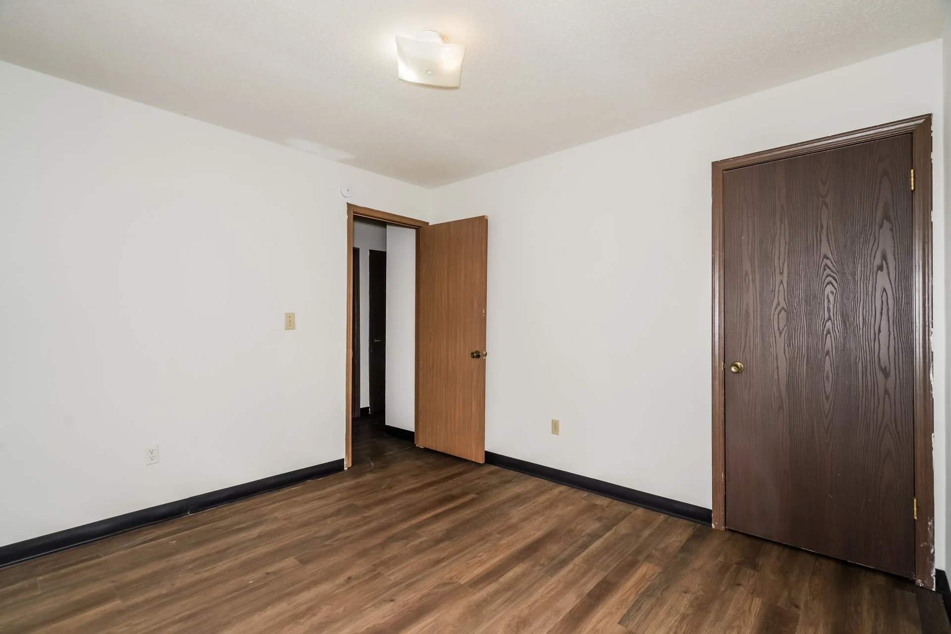 13-photo-Bedroom-7dfb3f05-2b90-4352-9ee2-9de6a09853e1.jpg