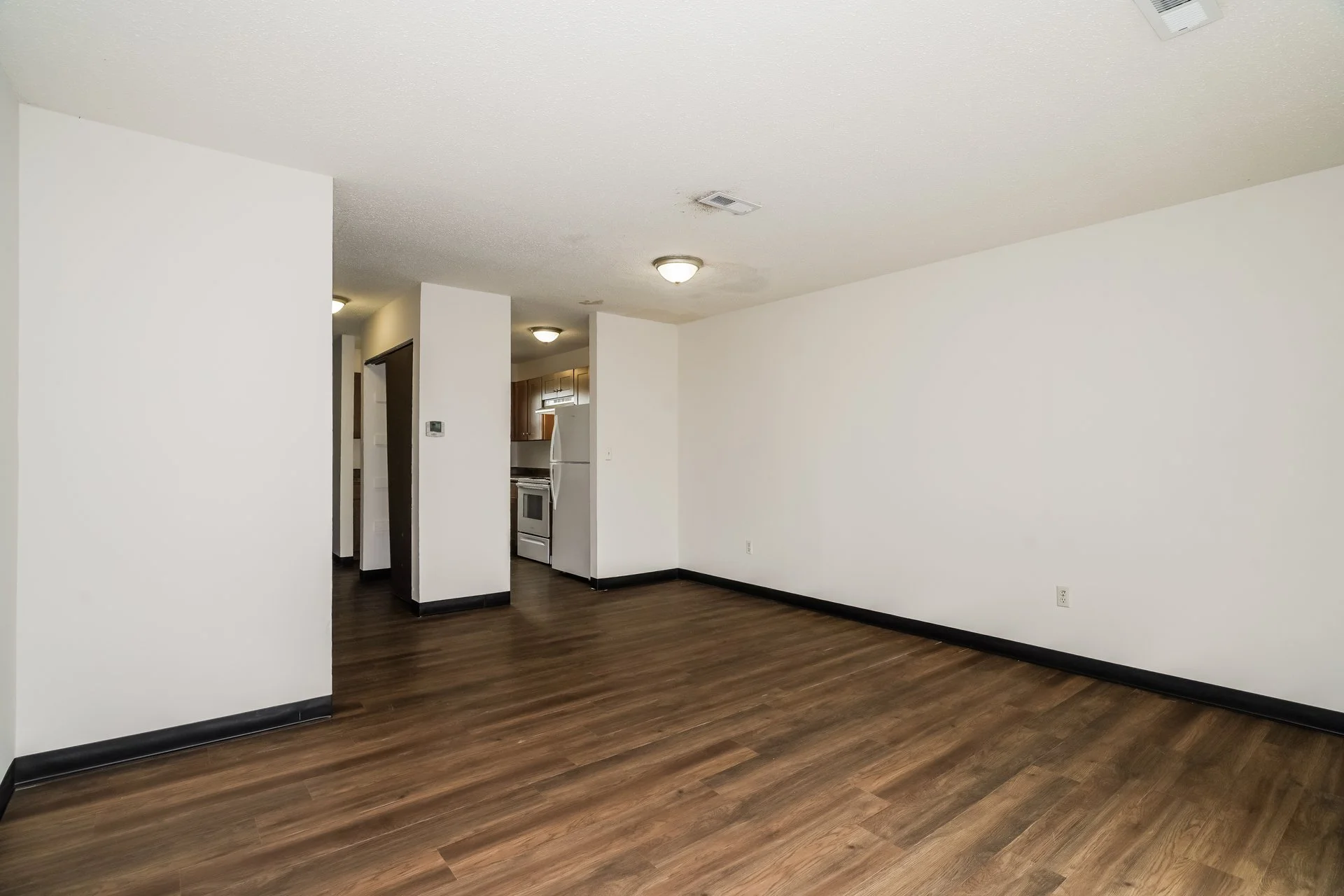 6-photo-Living-Room-f1301321-a87c-4d9a-b15a-06c0452b367e.jpg