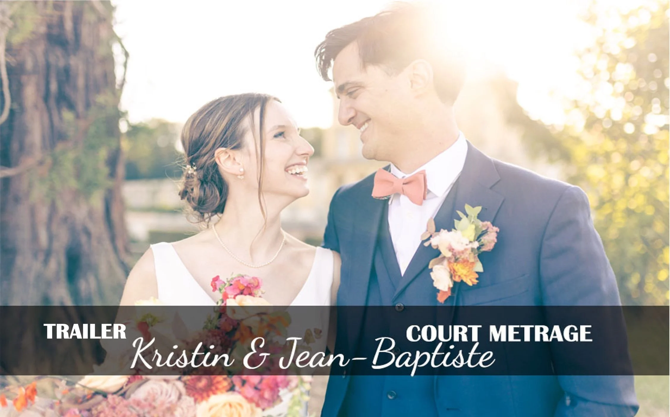 Un couple marié regarde dans les yeux lors de leur mariage en plein air, avec des fleurs colorées et un arbre en arrière-plan, ensoleillé.