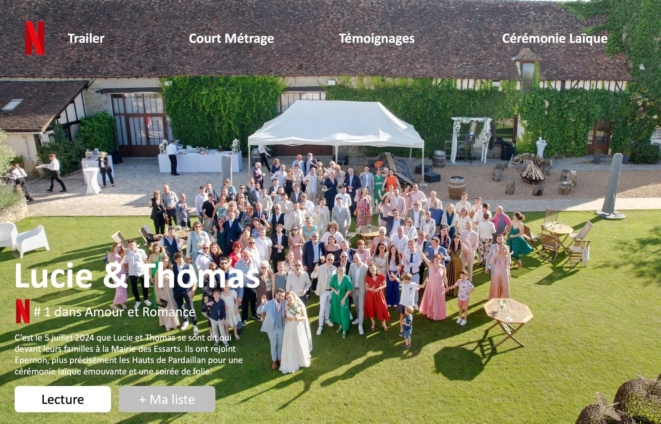 Photo d'un groupe de personnes lors d'un mariage en extérieur, avec un grand bâtiment ancien en arrière-plan et une tente blanche au centre.