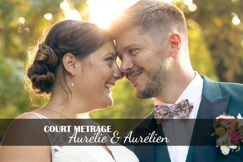 Un couple de mariés souriant, faces proches, sous la lumière du soleil en extérieur, lors d'un mariage.