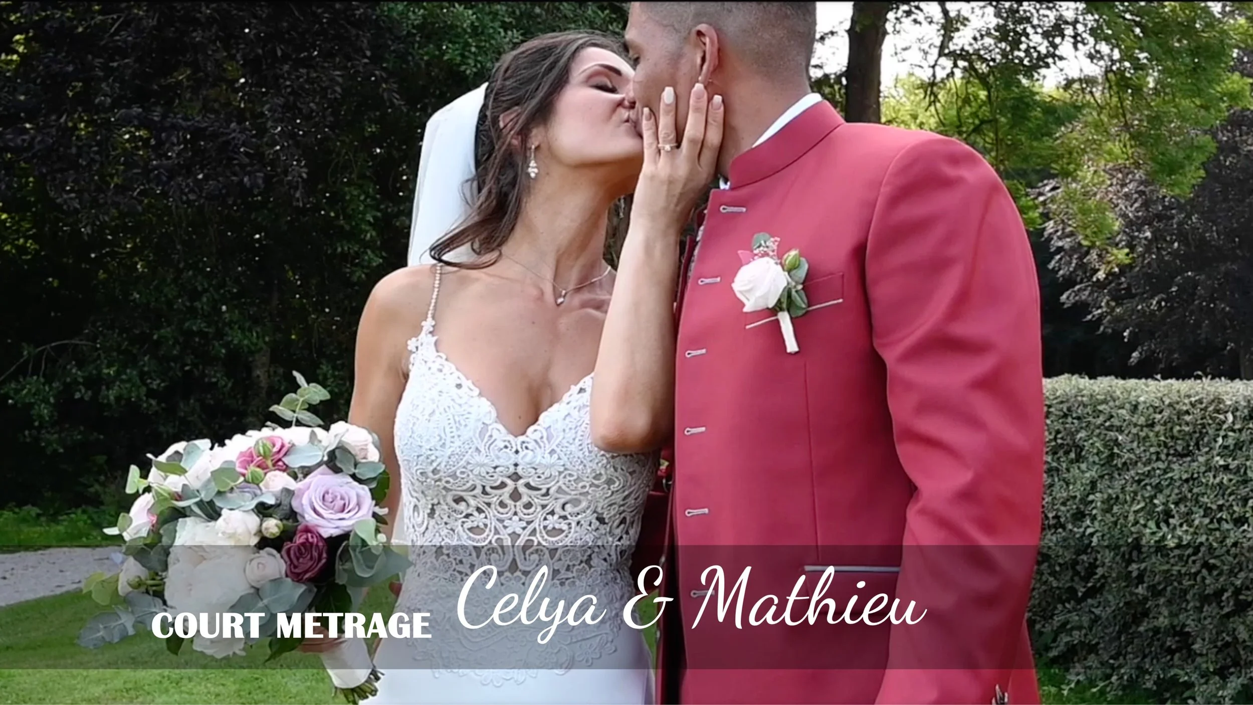 Photo d'un couple lors de leur mariage, la mariée en robe blanche avec un bouquet de fleurs et le marié en costume rouge, échangeant un baiser. Texte sur l'image : Celya & Mathieu, COURT METRAGE.