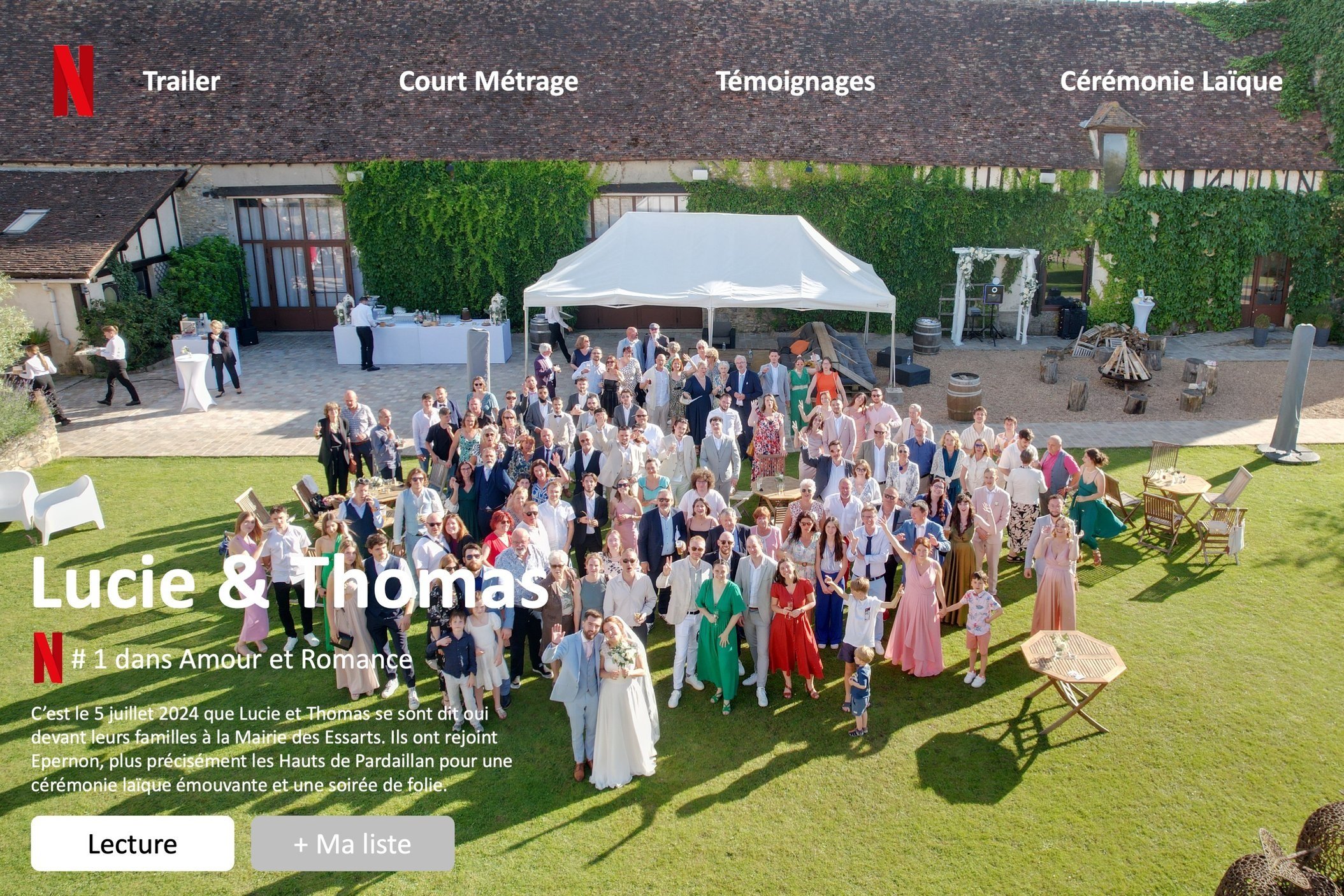 Photo d'un mariage en plein air avec de nombreux invités, un maître de cérémonie, des décorations simples, et une cérémonie laïque dans un lieu verdoyant.
