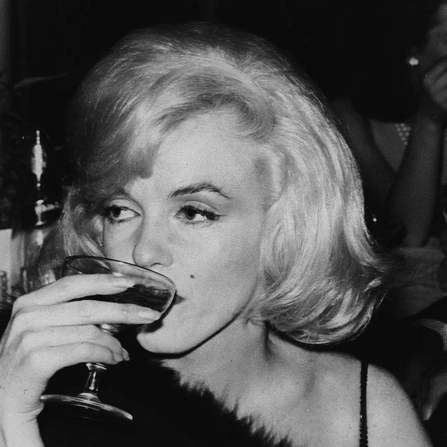 What did Marylin Monroe like to drink back in the day?

🥂 1.&nbsp;Champagne &mdash; especially Dom P&eacute;rignon

Marilyn was famously quoted saying:
&ldquo;I go to bed with a few drops of Chanel No. 5, and I wake up to a glass of champagne.&rdquo