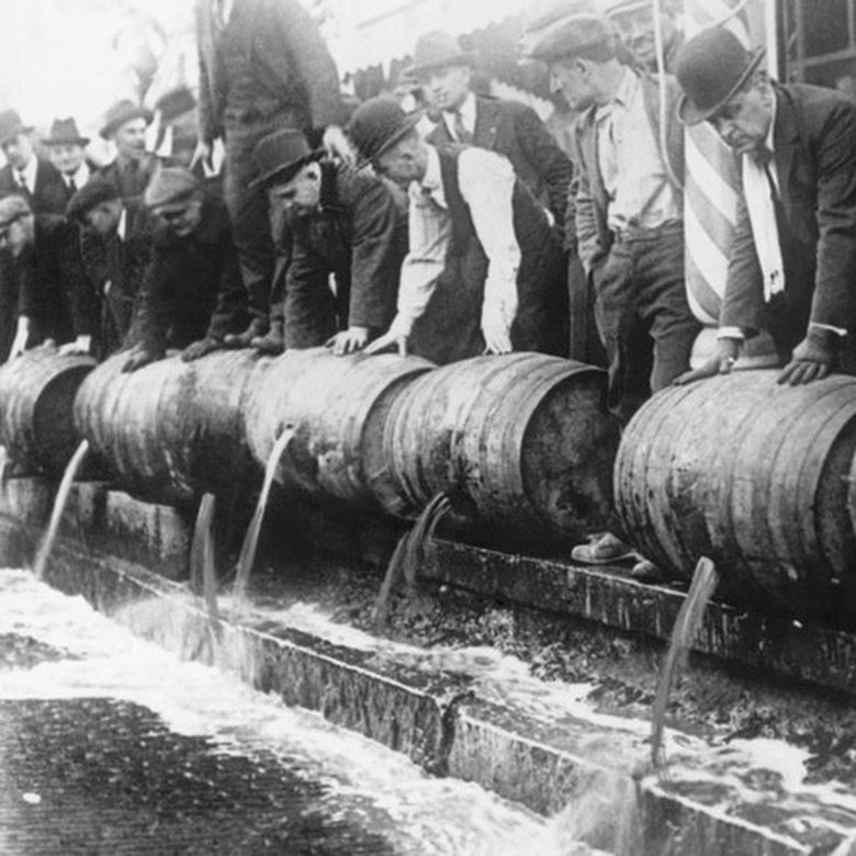 The art of getting a drink during Prohibition? Let&rsquo;s just say people got creative. 🍸
Top 3 sneaky methods:
🛁 Bathtub gin
💊 Fake pharmacies
🔐 Speakeasies
Cheers to the rebels who paved the way.

#prohibition #prohibitionhistory #speakeasy