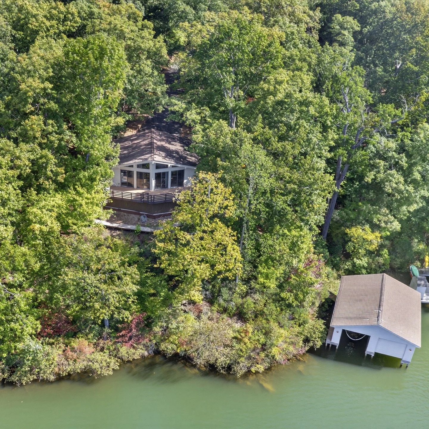 Captured this stunning Lake Anna waterfront home for Grayson Hoffman with the Lake Anna Real Estate with Ashley Hoffman group on Tuesday. Here’s a quick sneak peek, stay tuned to their page for the full listing at @lakeannarealtor!
#lakeannar