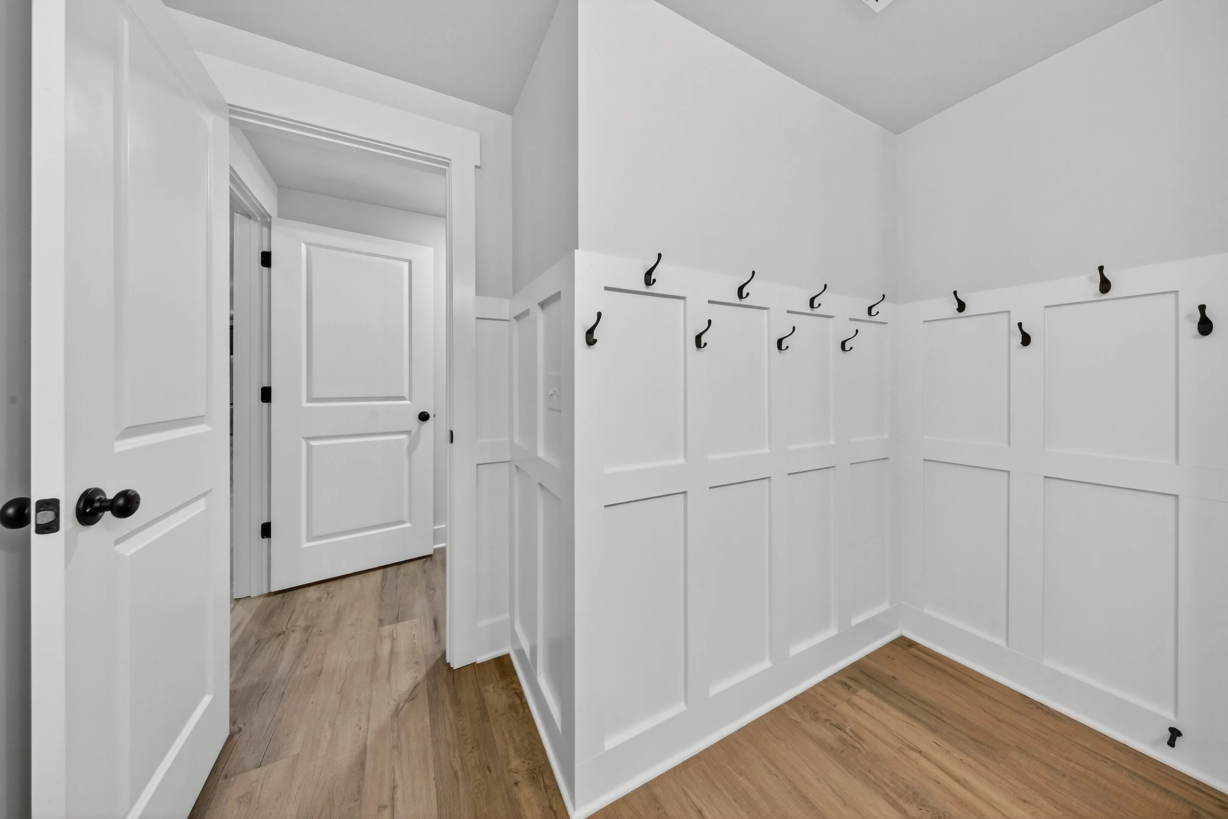 100-Downstairs Bedroom 1 Bath.jpg