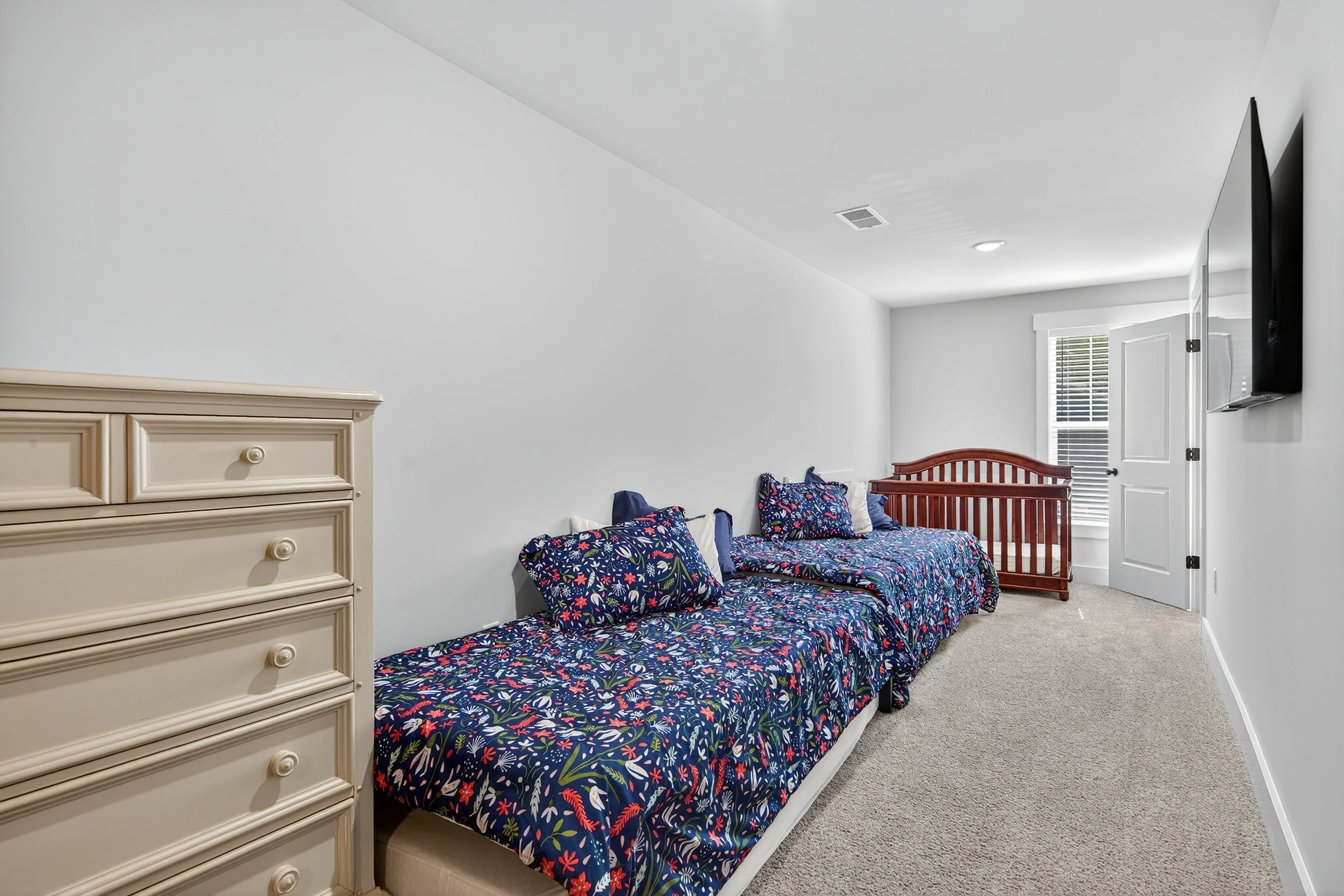 084-Upstairs Bedroom 1.jpg