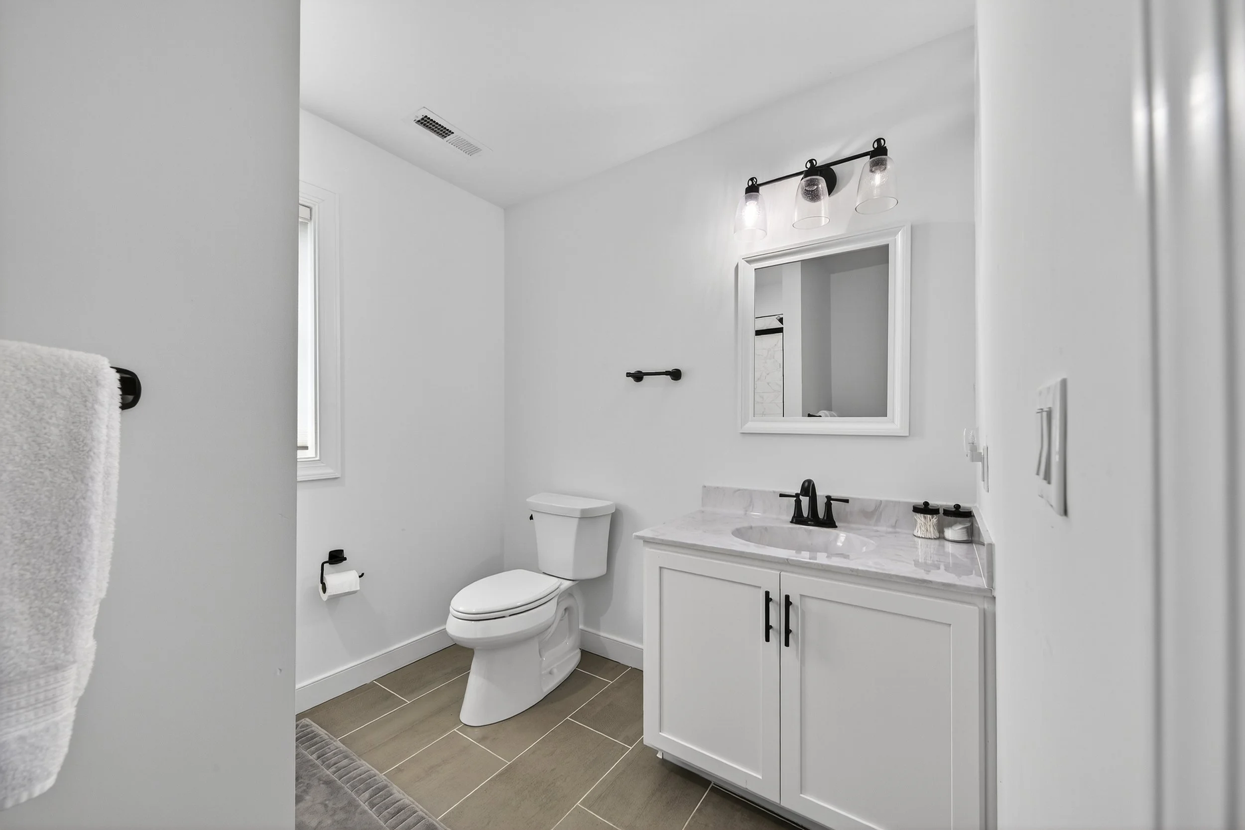 105-Upstairs Bathroom.jpg