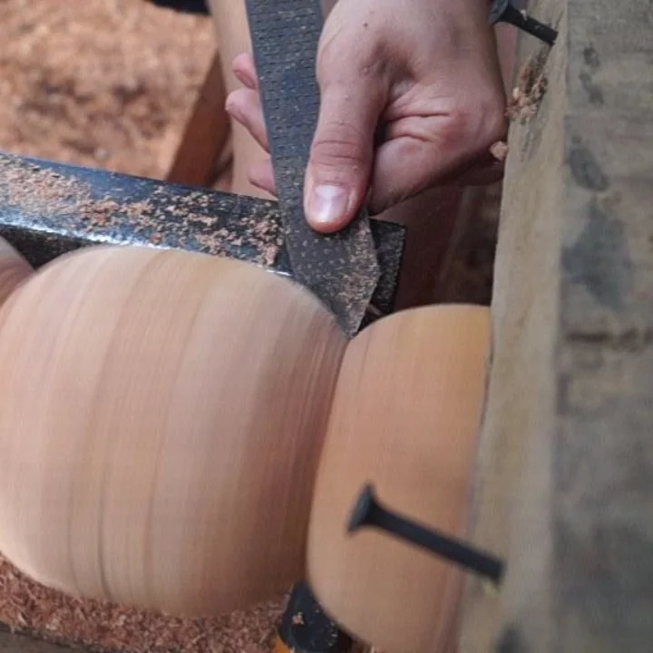 Detr&aacute;s de cada pieza,

Horas e historias que contar.

#craftmanship #carpinteria #decor #dise&ntilde;odeinteriores #interiordesign