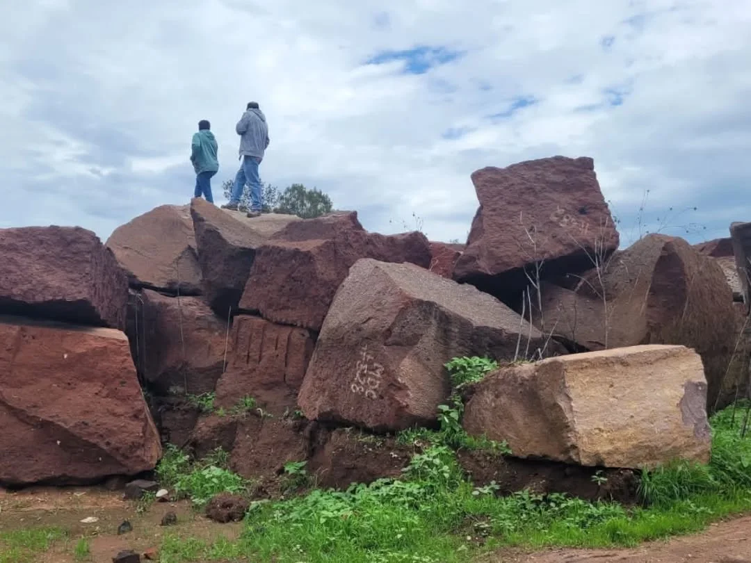 As&iacute; nacen nuestras piezas:

Una excursi&oacute;n en busca de material.
De la piedra en bruto al tallado.
Todo hecho a mano, sin moldes ni procesos industriales.
Solo artesanos, herramientas y materia natural transformada.

Cada mesa, pedestal 