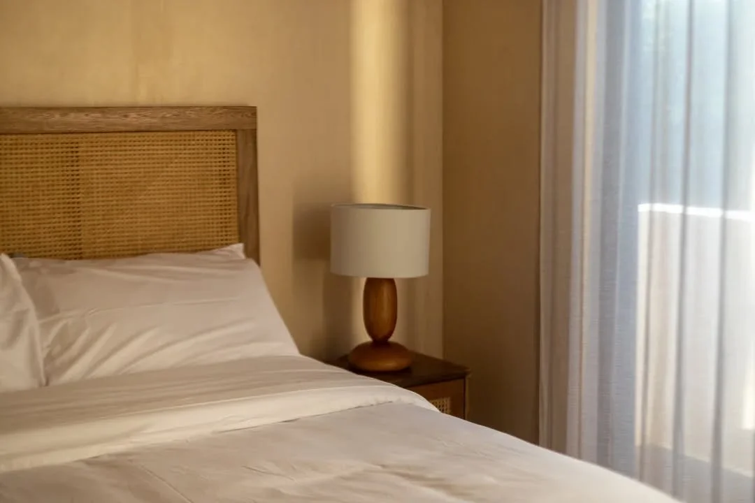 Con nuestro servicio llave en mano para hospitalidad, transformamos tu propiedad en una experiencia completa y perfectamente equipada.

Desde blancos y toallas de alta calidad, hasta amenidades, utensilios de cocina, vajilla, accesorios decorativos y