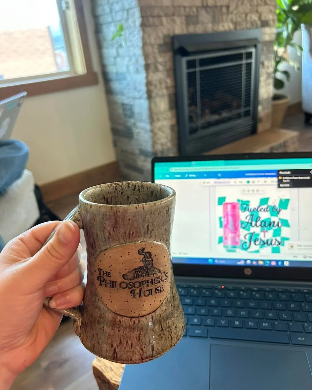☕ Cozy Saturday grind, Mookie’s style!
Ended the week with the best work date at The Philosopher’s House in Johnson City — armed with a steaming chai tea, my laptop, and a whole lot of creative energy. 🫖✨
Spent the afternoon tackl