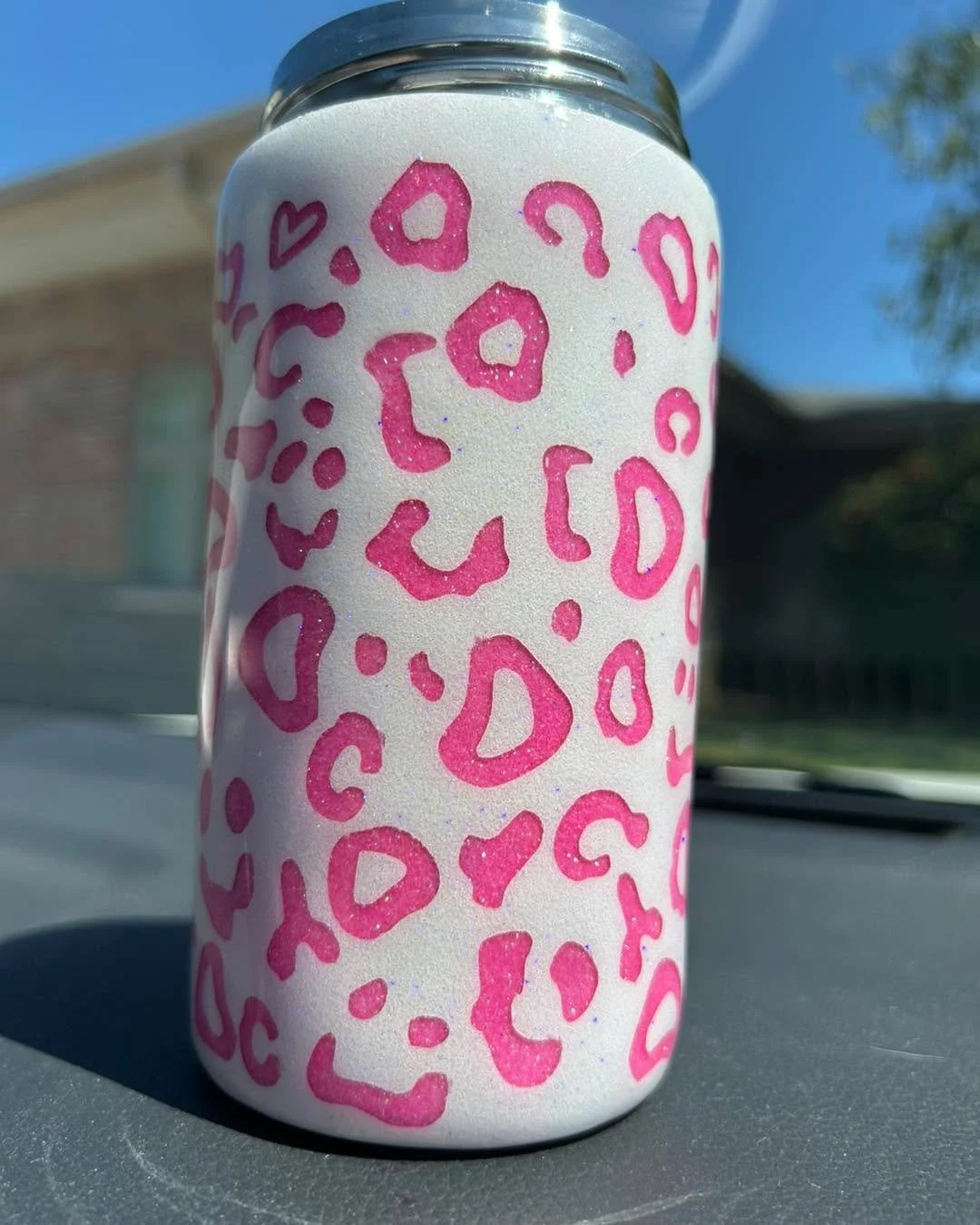 ✨Happy Thursday, babes!✨
Y&rsquo;all&hellip; I finally got to play around with a peekaboo cover-up tumbler and I&rsquo;m in LOVE. 🩷❄️ Hot pink cheetah spots + a little sprinkle of smileys &amp; hearts = total vibe. 😋

I meant to get a proper before