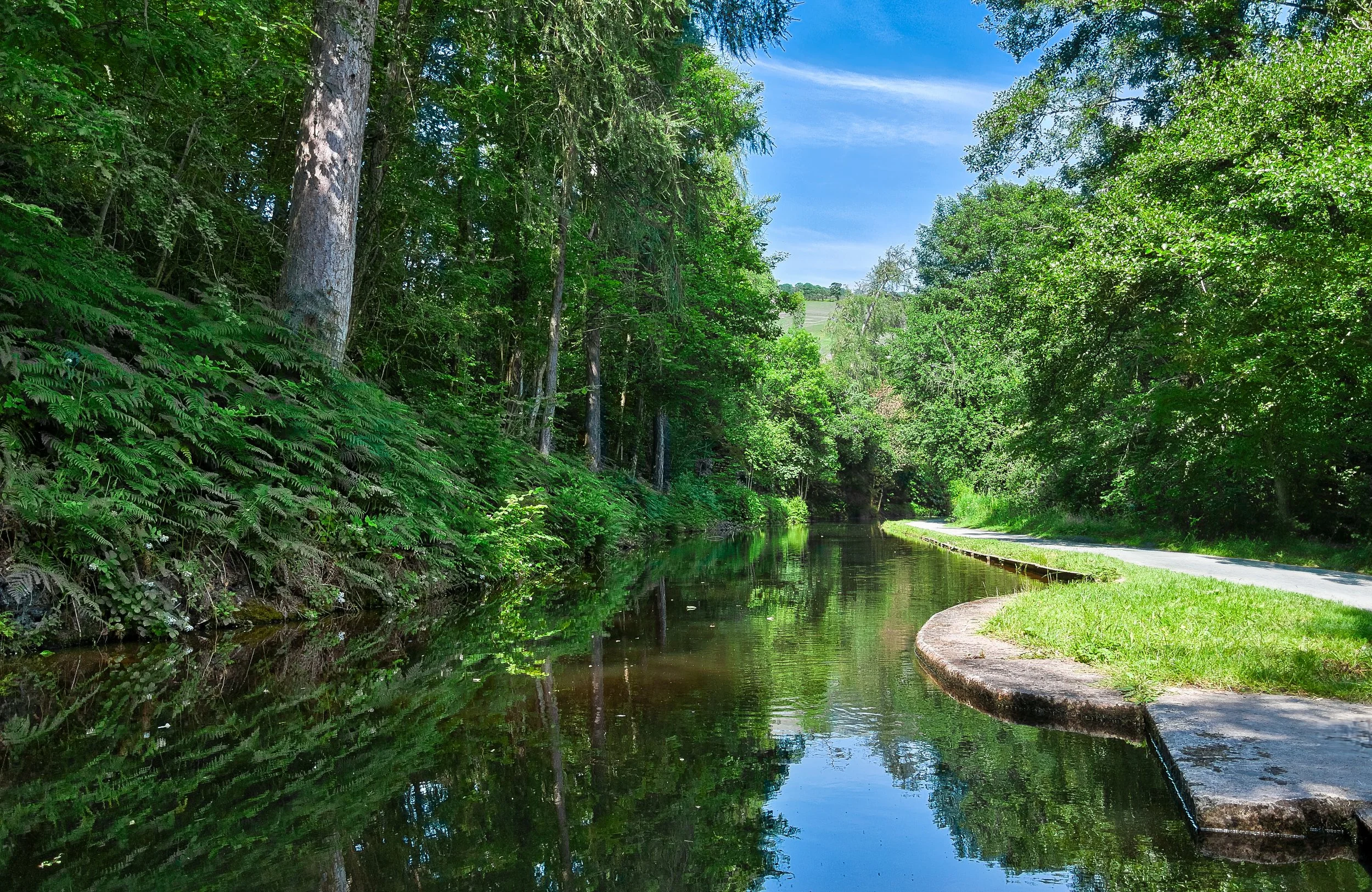 13 NW. Llangollen Canal. Beautiful walk on a sunny warm day.