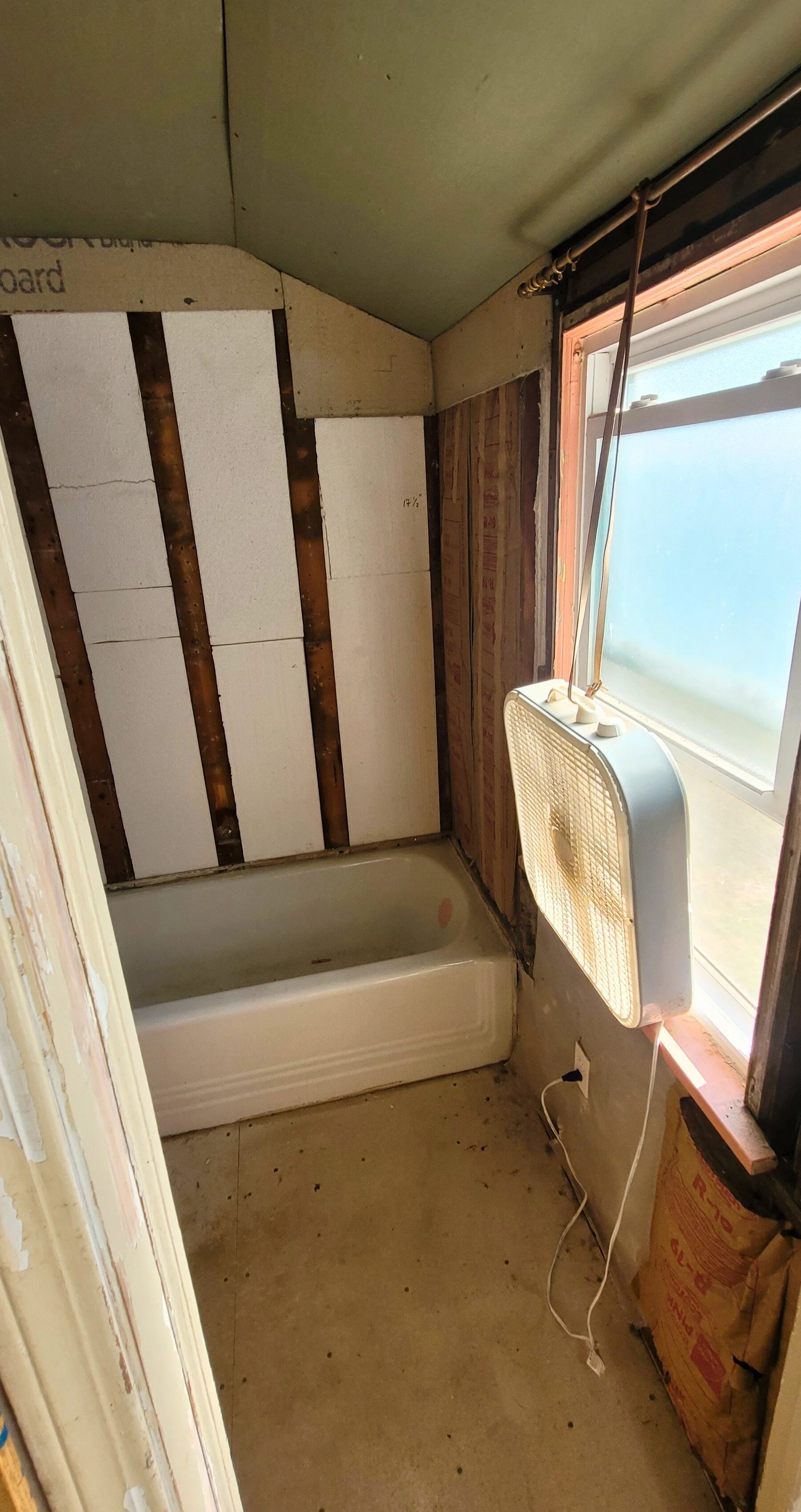 Cleveland, Ohio: Full Bathroom Remodel (Before)