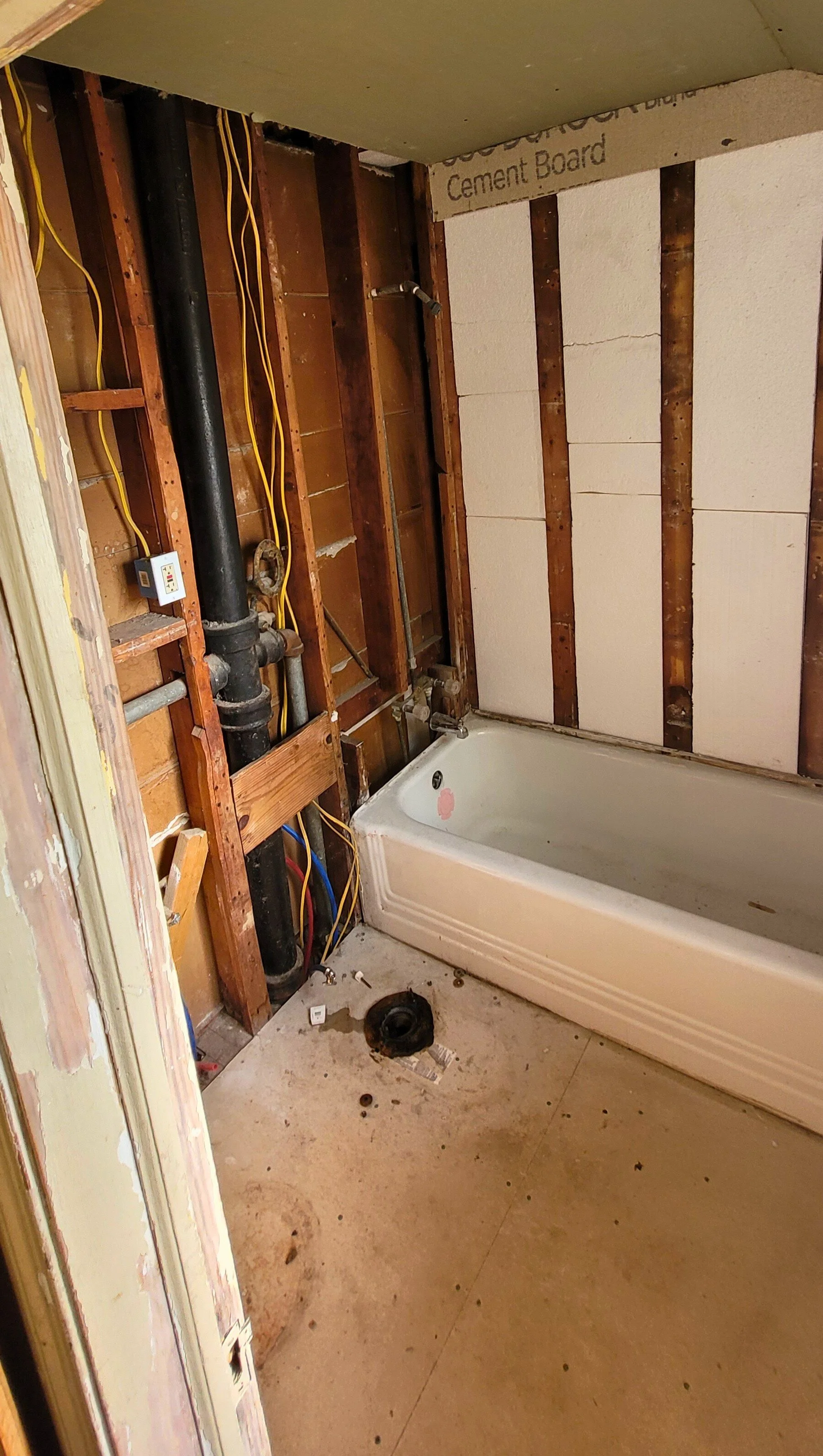 Cleveland, Ohio: Full Bathroom Remodel (Before)