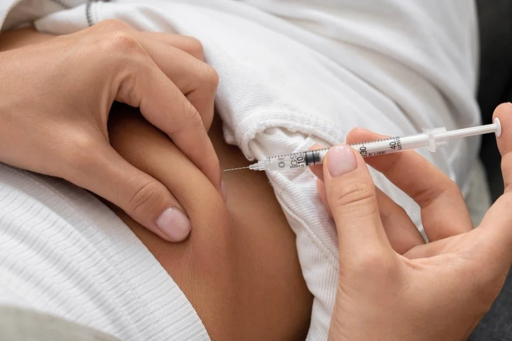 Woman injecting to her abdomen.jpg