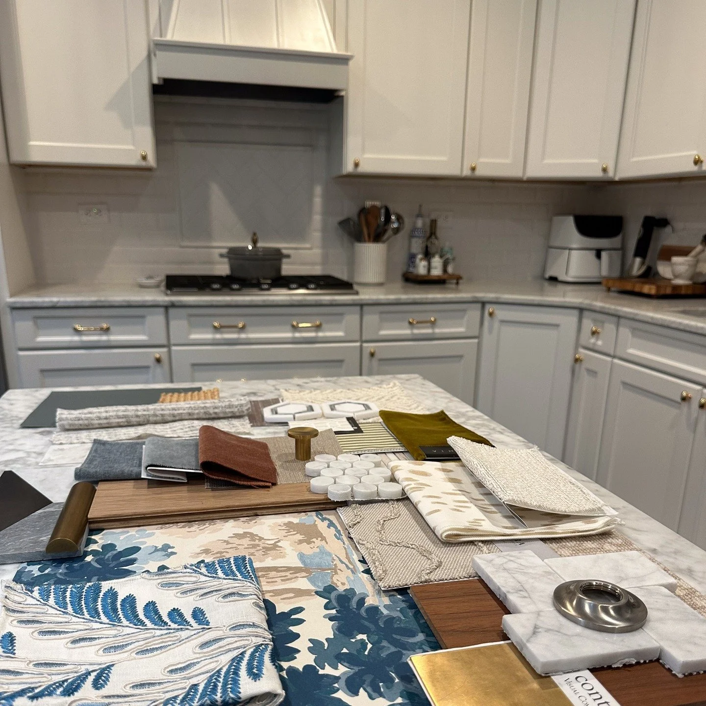 Covering my kitchen with pretty samples on this gloomy day.

#interiordesigninspiration
#designprogress