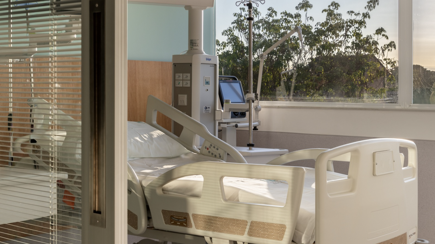 Leito de CTI humanizado com luz natural e equipamento Dräger — Hospital Di Camp, projeto ARTO