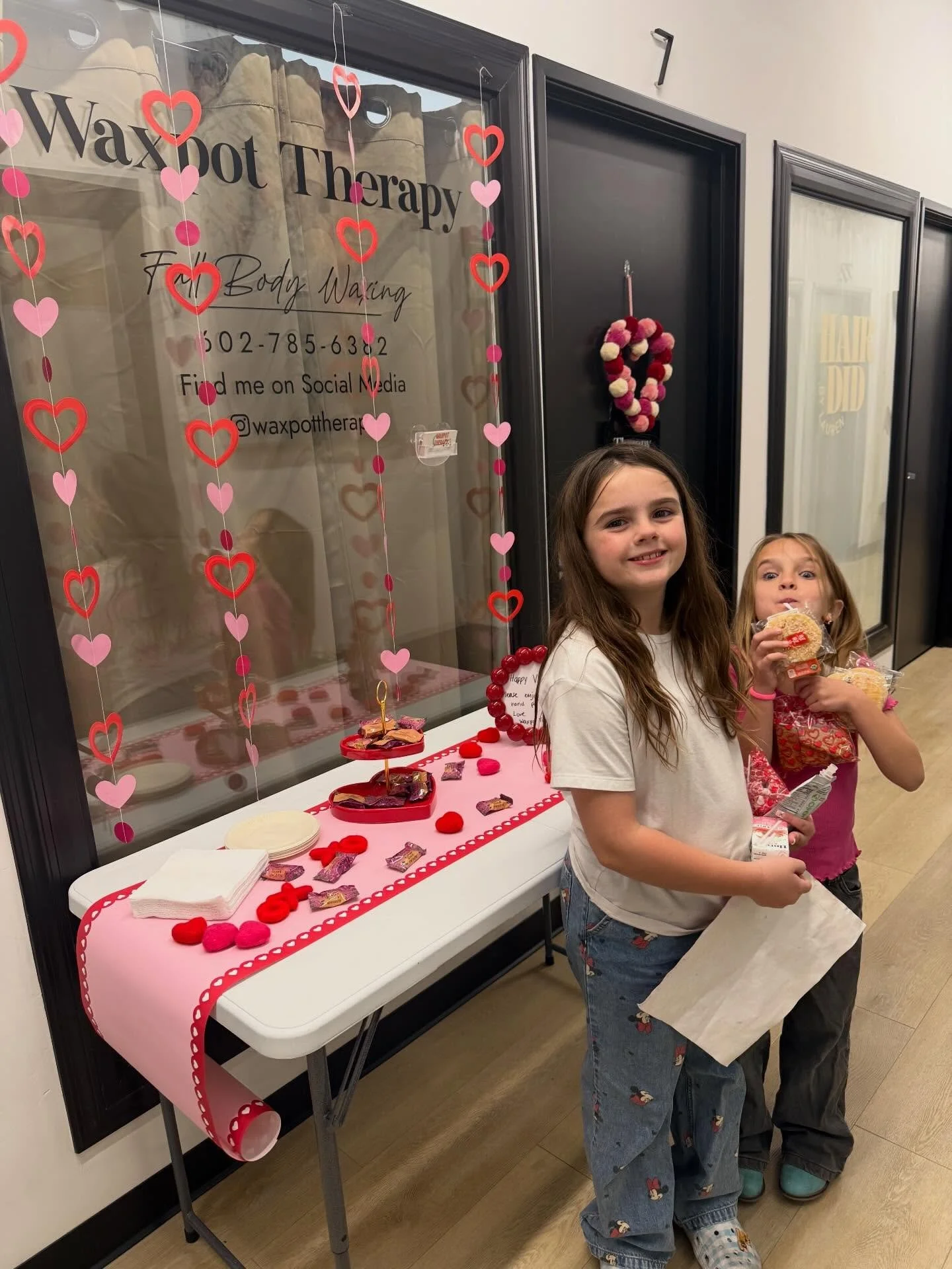 My girls have a special surprise for everyone this weekend! Stop on by tomorrow or Saturday while supplies last. I have delicious treats from @homegrown_handpies 💗💗

#waxers #valentinesevent #azwaxer #glendalewaxer #peoriawaxer